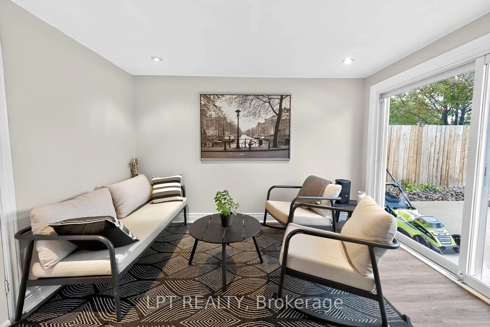 Photo 15 of 14 Caledon Crescent, Brampton, Brampton East — HOMEH