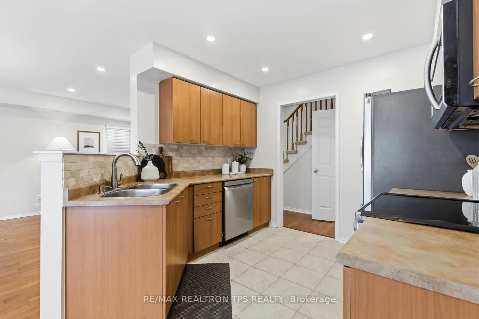 Photo 11 of 50 Crough Street, Clarington, Bowmanville — HOMEH