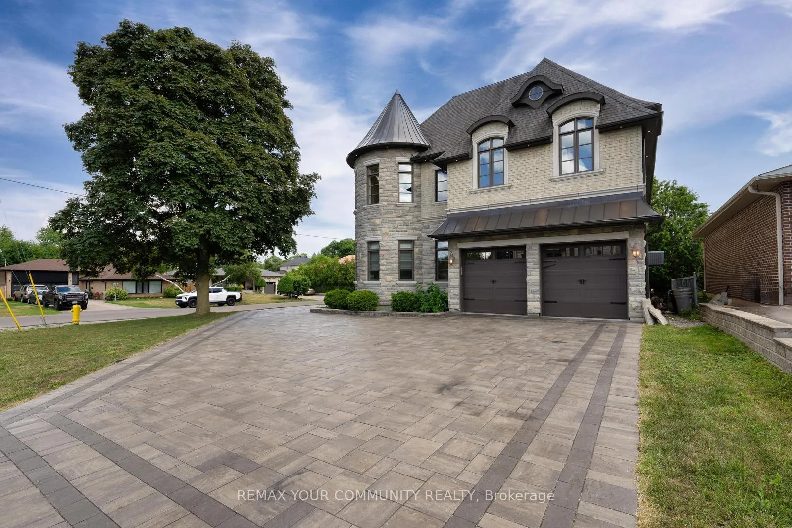 Photo 3 of 1 Lancer Drive, Vaughan, Maple — HOMEH