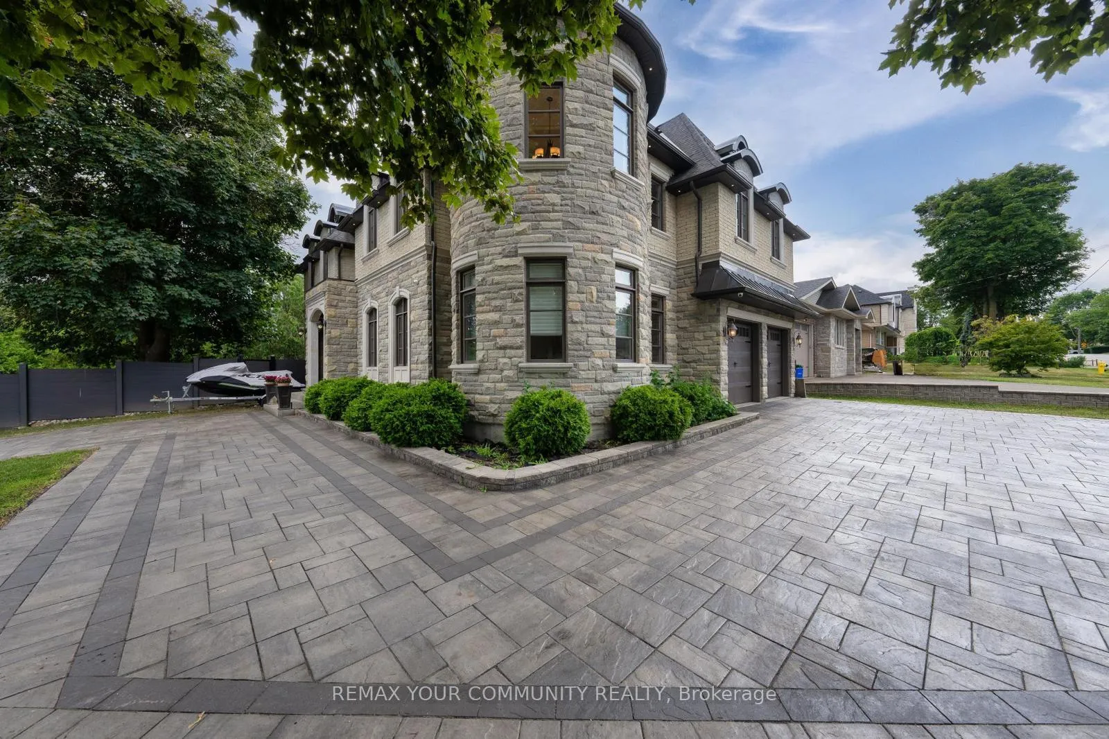 Photo 4 of 1 Lancer Drive, Vaughan, Maple — HOMEH