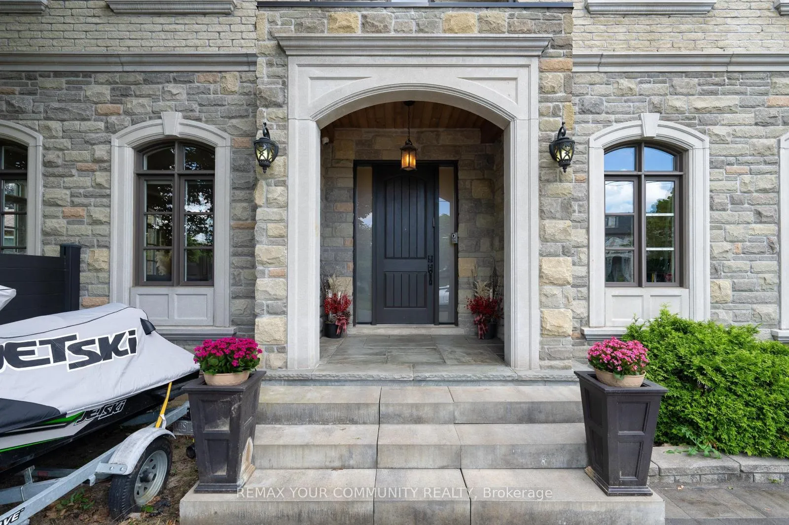 Photo 6 of 1 Lancer Drive, Vaughan, Maple — HOMEH