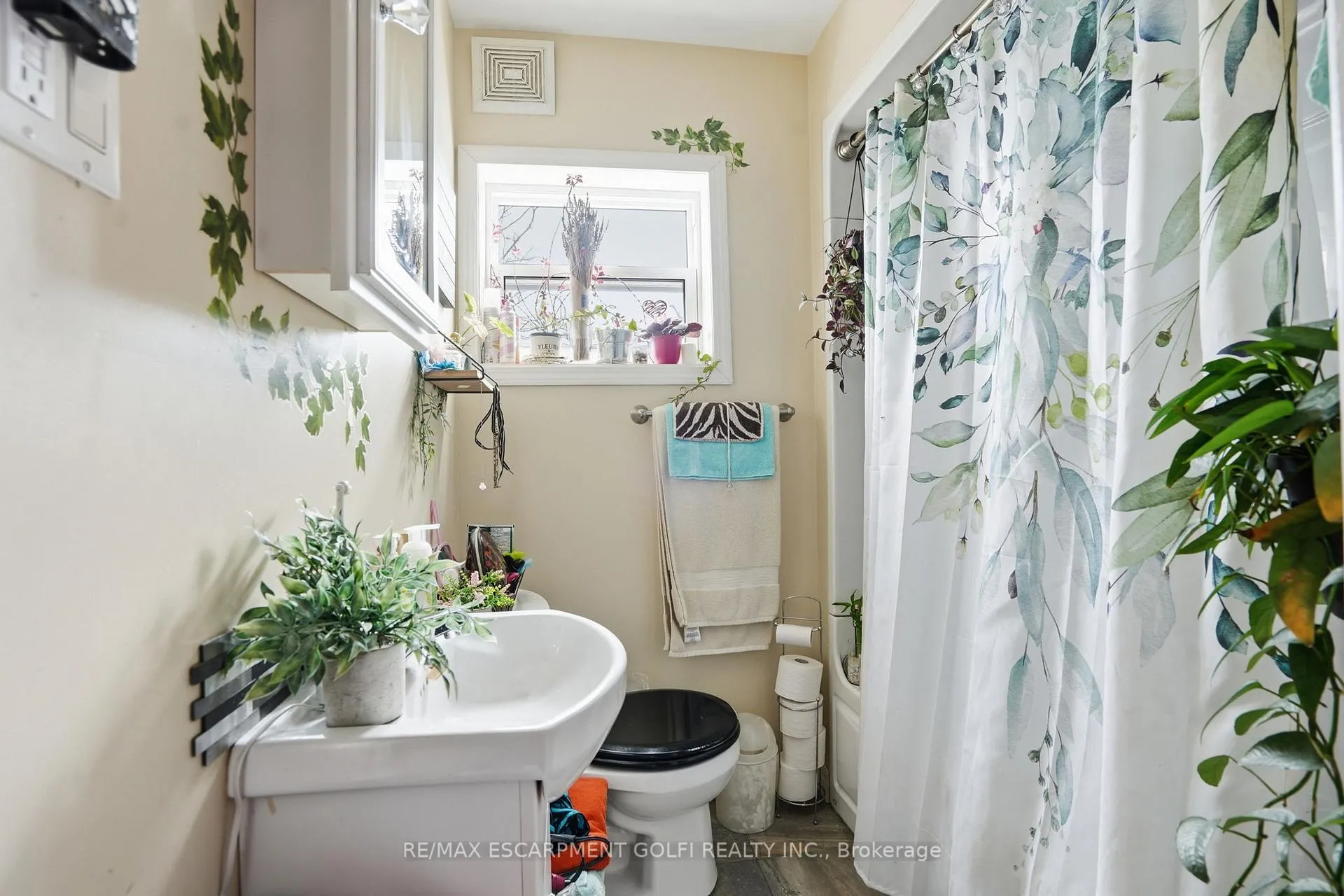 Photo 10 of 436 McAlpine Avenue N, Welland, Welland Downtown — HOMEH
