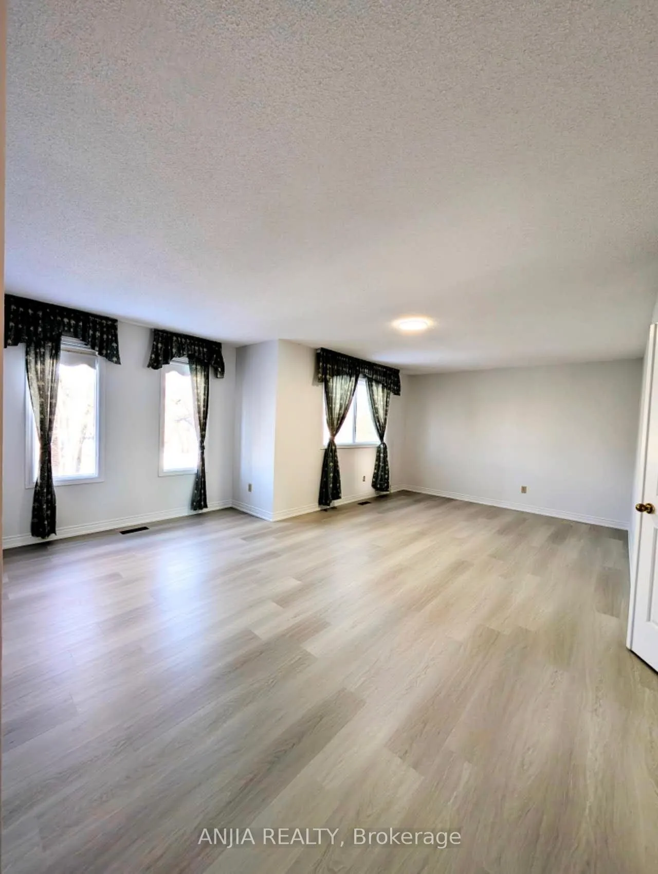 Photo 10 of 50 Summerdale Drive, Markham, Thornlea — HOMEH