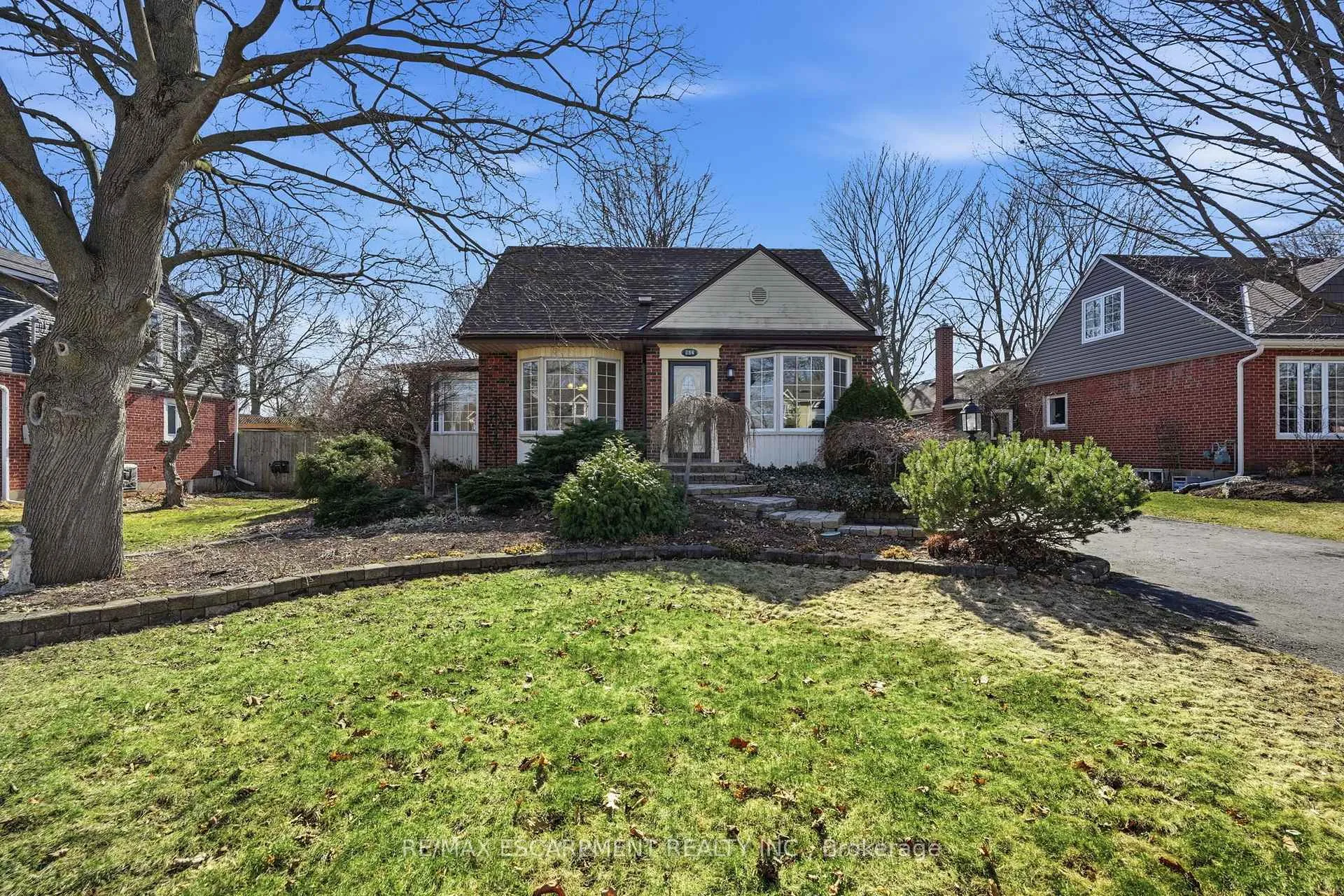 Photo 1 of 952 Danforth Avenue, Burlington, Bayview — HOMEH