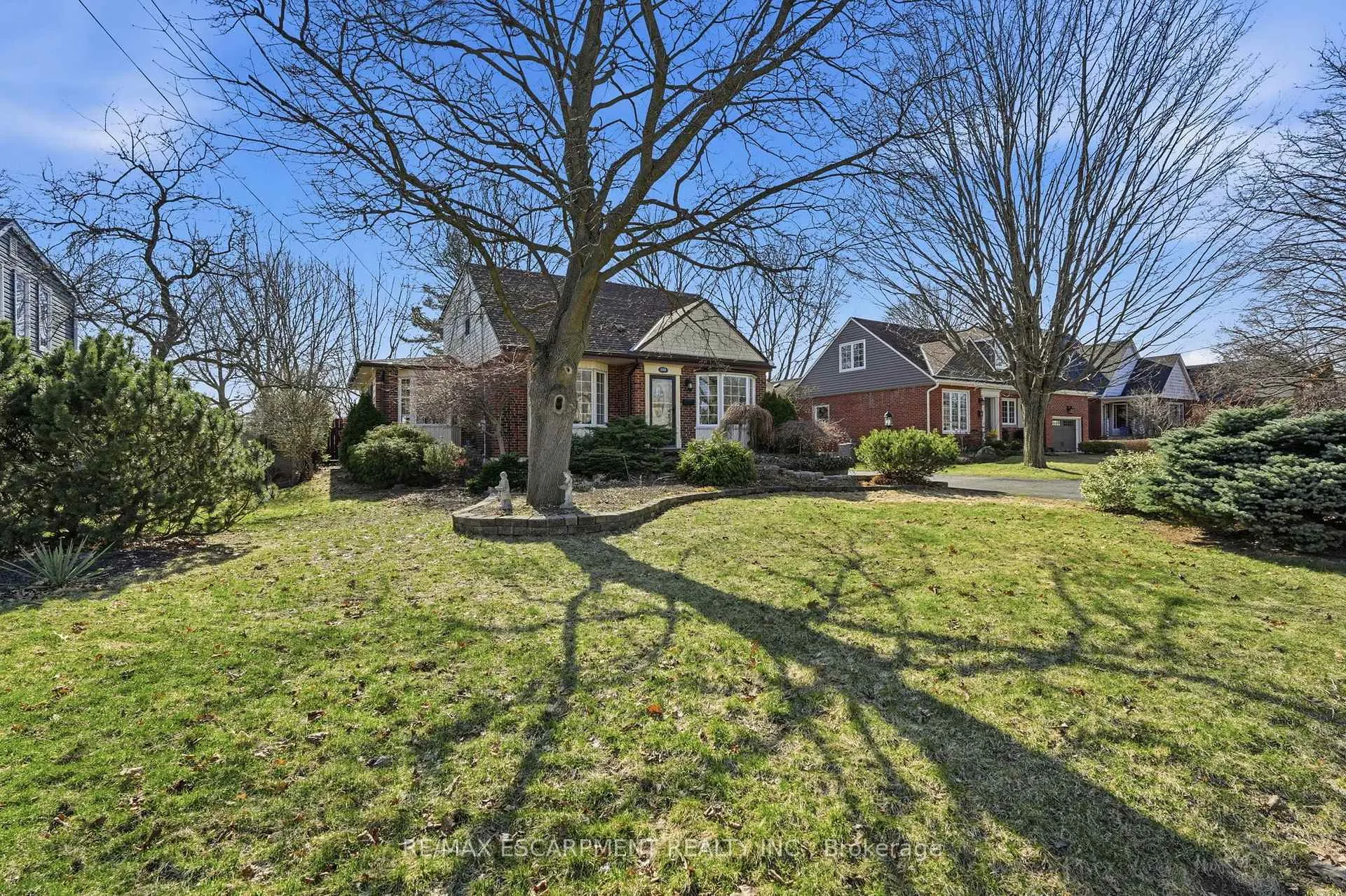 Photo 2 of 952 Danforth Avenue, Burlington, Bayview — HOMEH