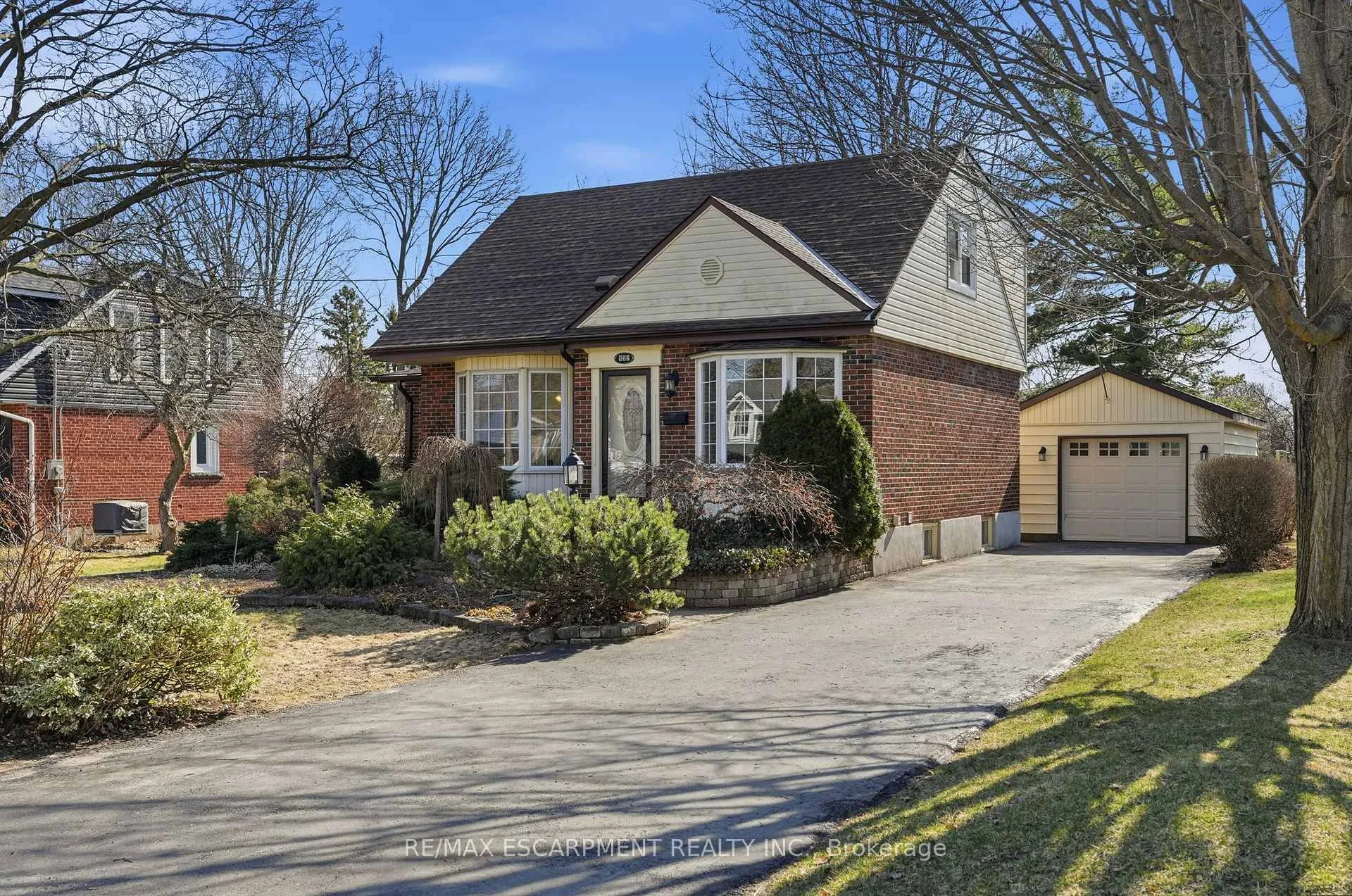 Photo 3 of 952 Danforth Avenue, Burlington, Bayview — HOMEH