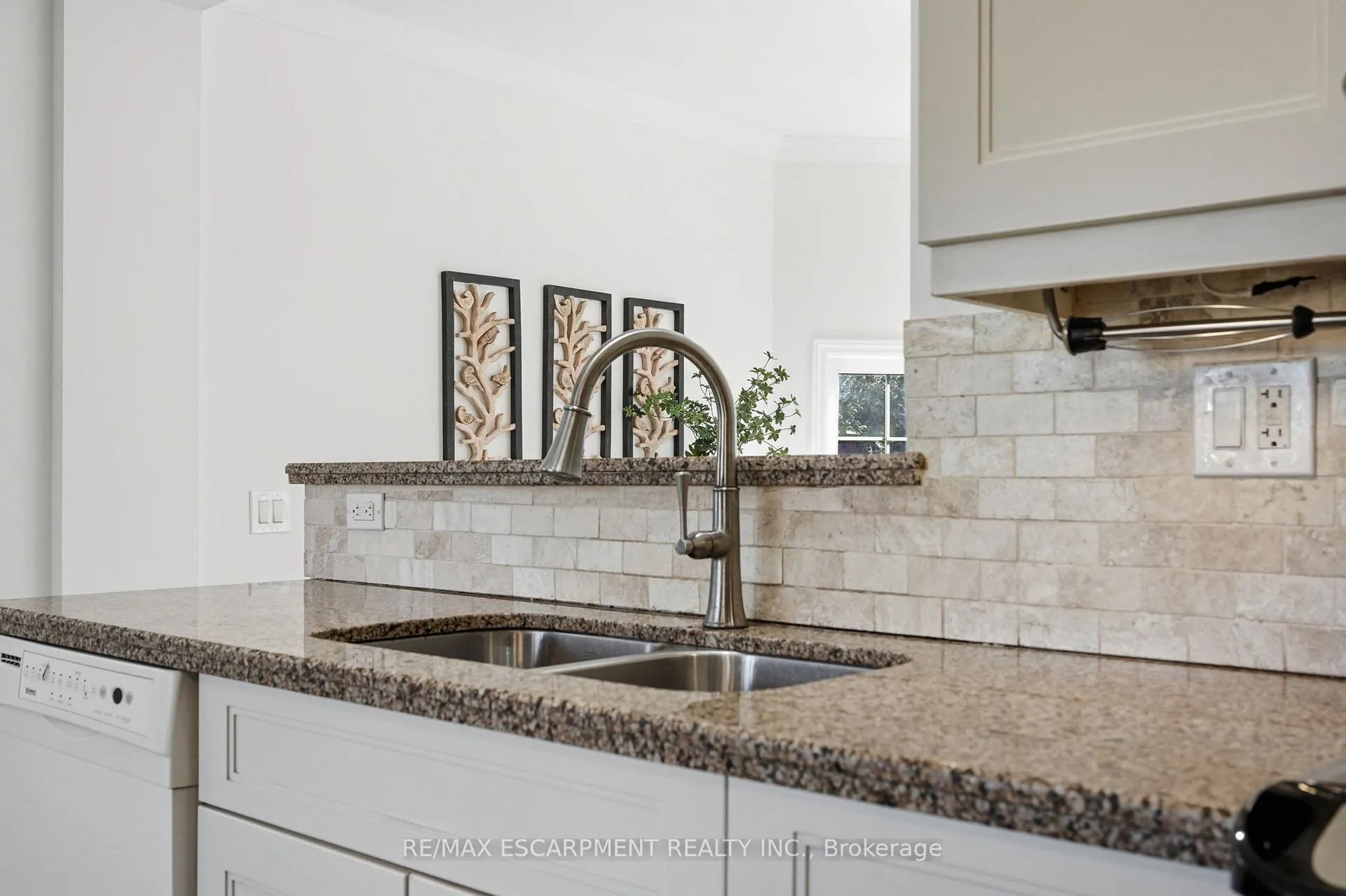 Photo 11 of 952 Danforth Avenue, Burlington, Bayview — HOMEH