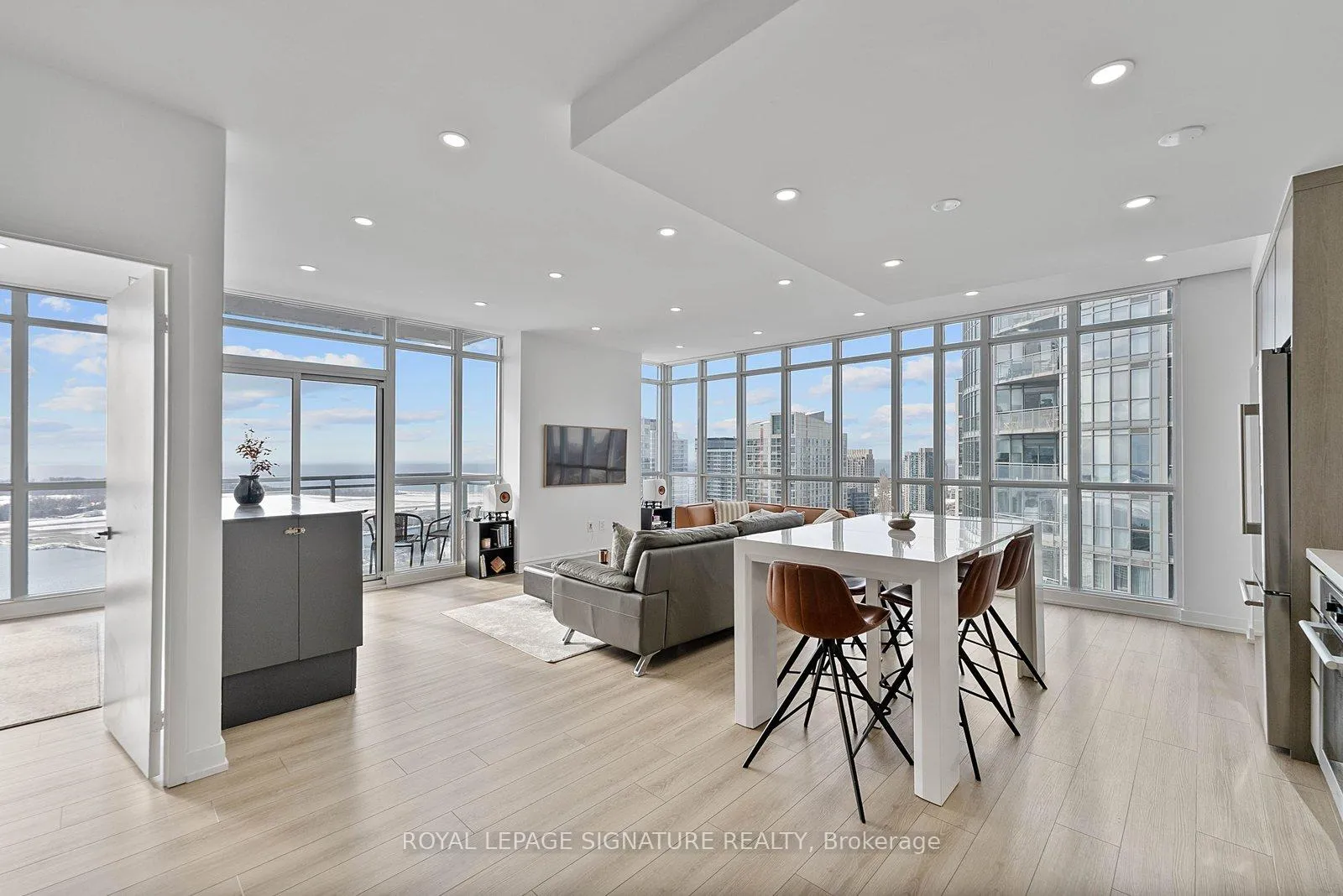 Photo 1 of Unit 4010, 15 Iceboat Terrace, Toronto, Waterfront Communities — HOMEH