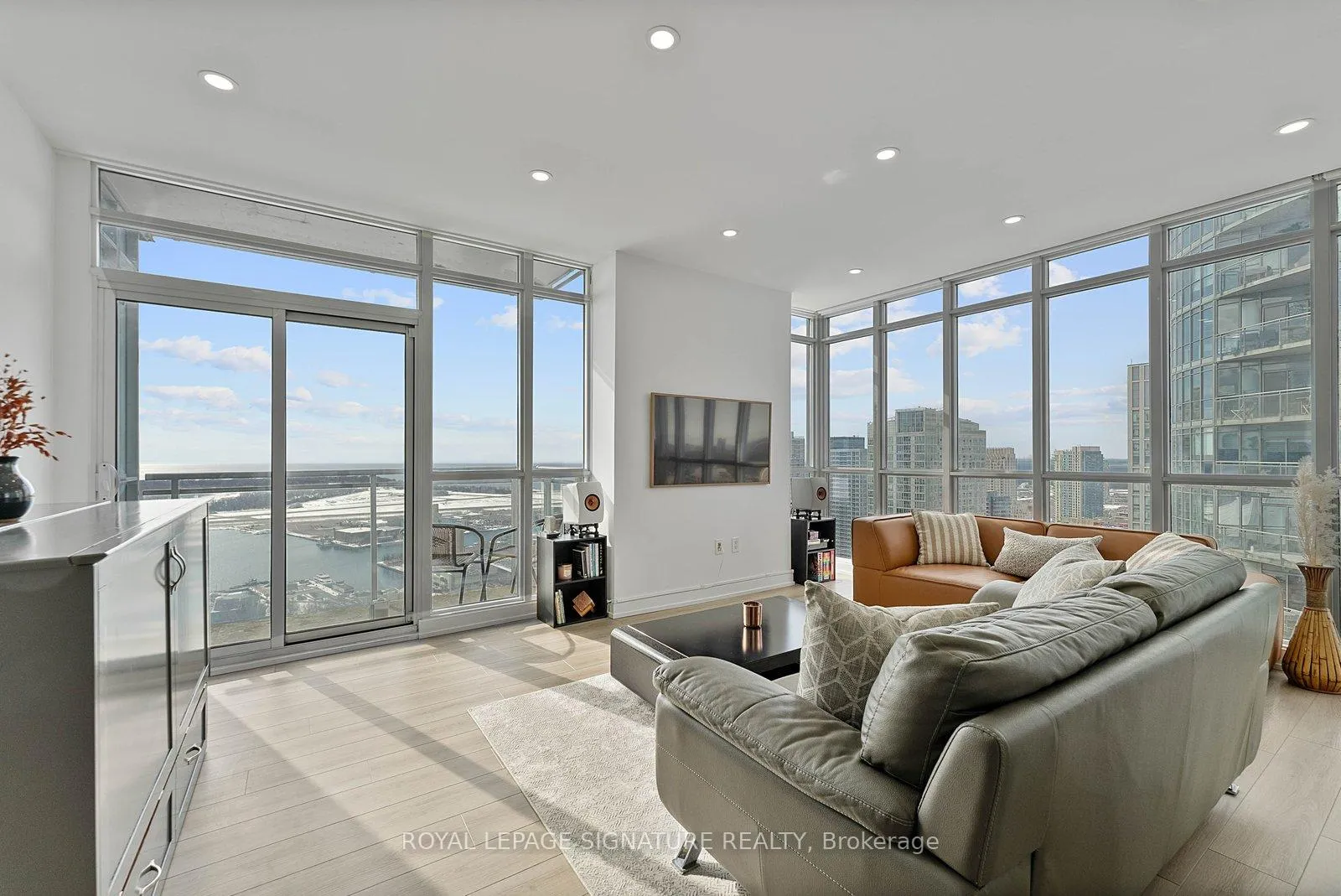 Photo 2 of Unit 4010, 15 Iceboat Terrace, Toronto, Waterfront Communities — HOMEH