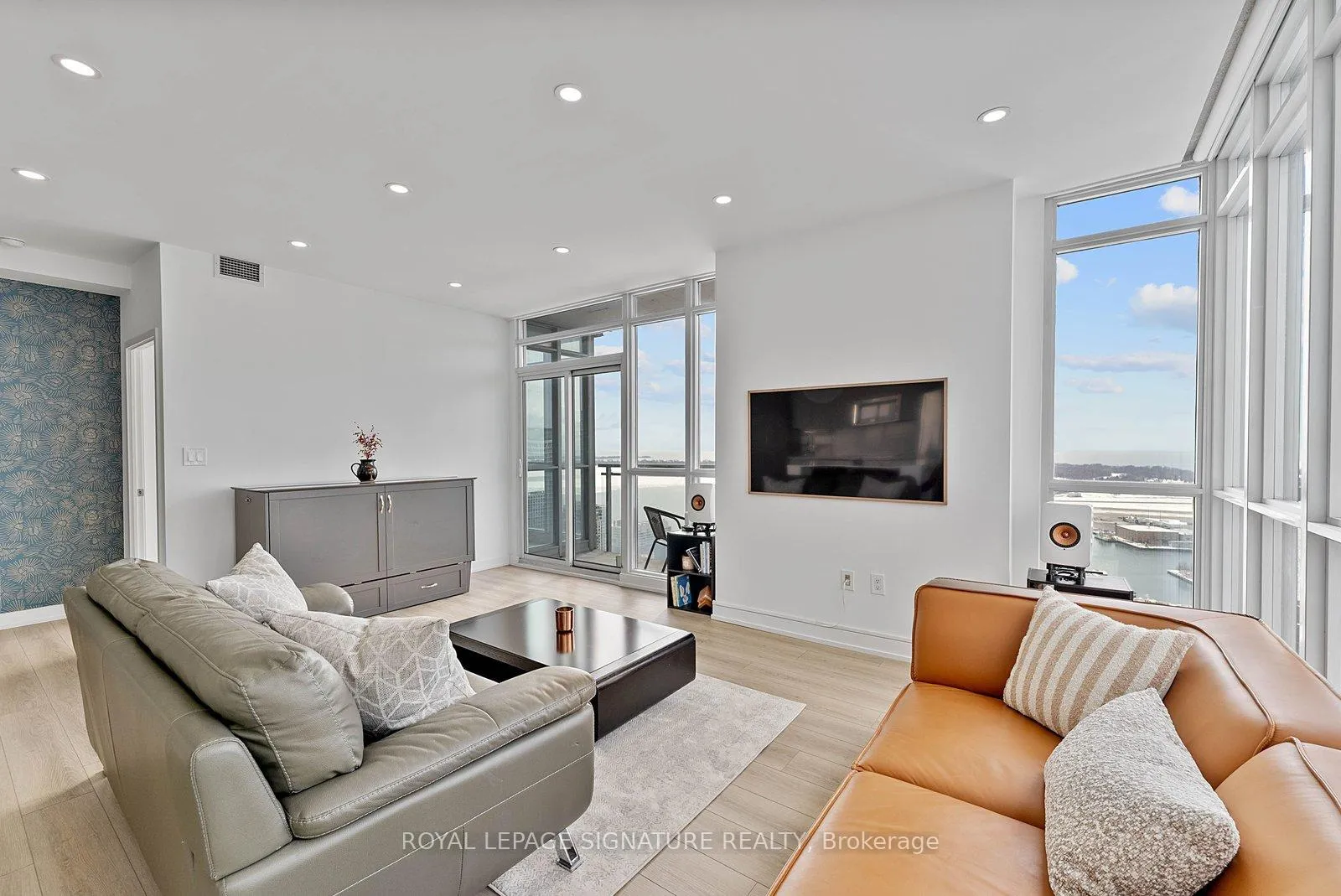 Photo 4 of Unit 4010, 15 Iceboat Terrace, Toronto, Waterfront Communities — HOMEH