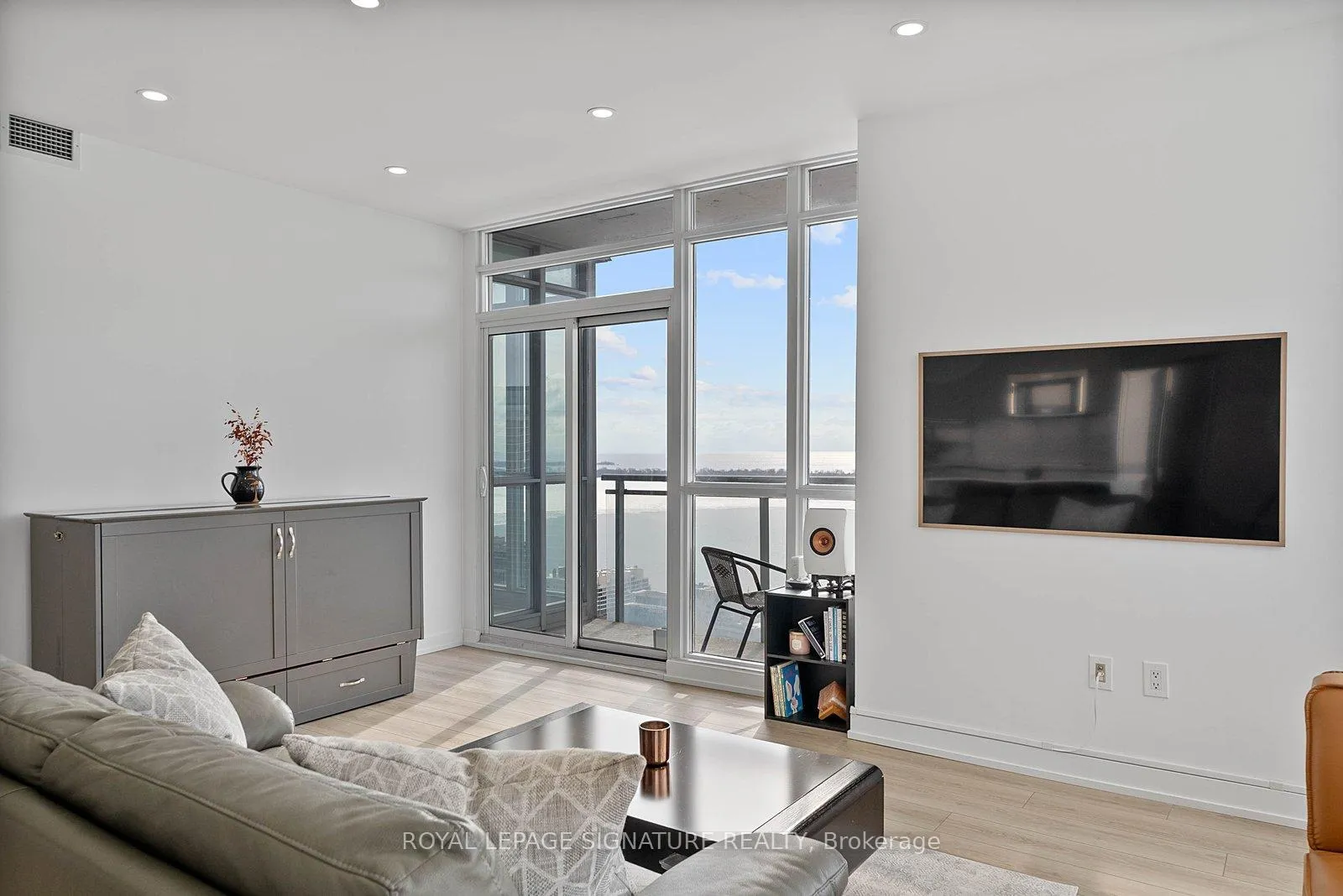 Photo 5 of Unit 4010, 15 Iceboat Terrace, Toronto, Waterfront Communities — HOMEH