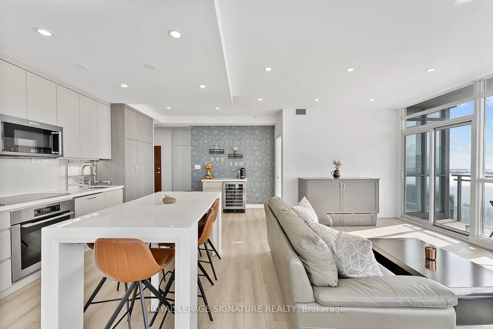 Photo 6 of Unit 4010, 15 Iceboat Terrace, Toronto, Waterfront Communities — HOMEH