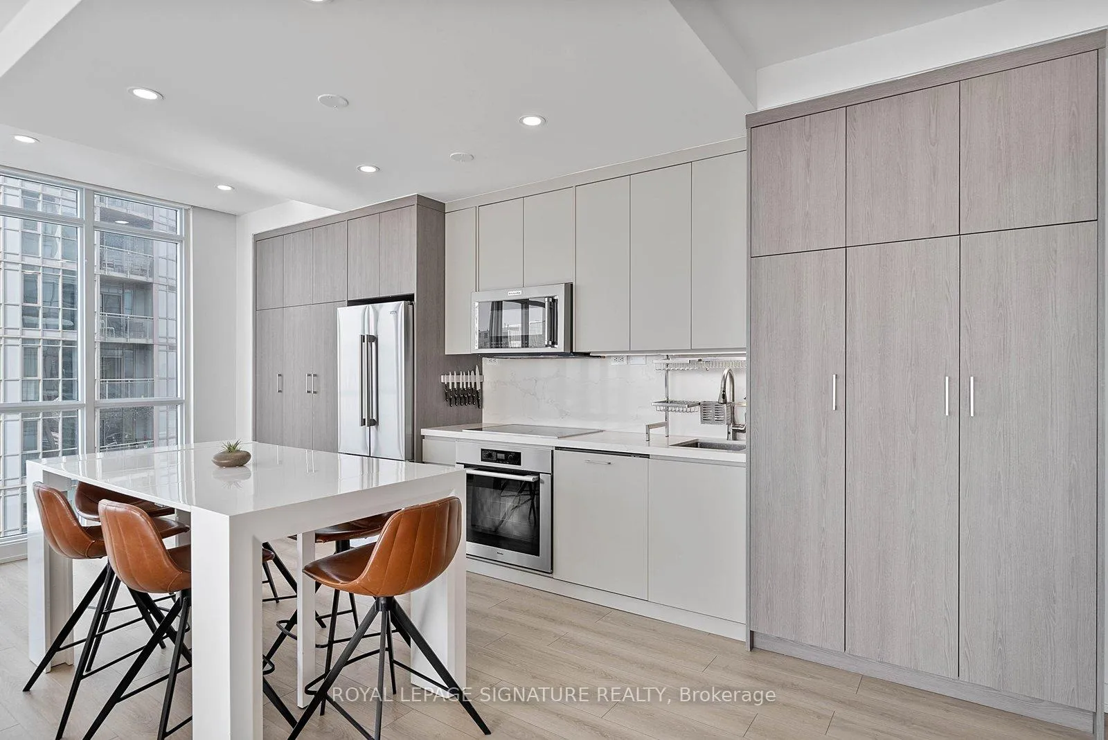 Photo 8 of Unit 4010, 15 Iceboat Terrace, Toronto, Waterfront Communities — HOMEH