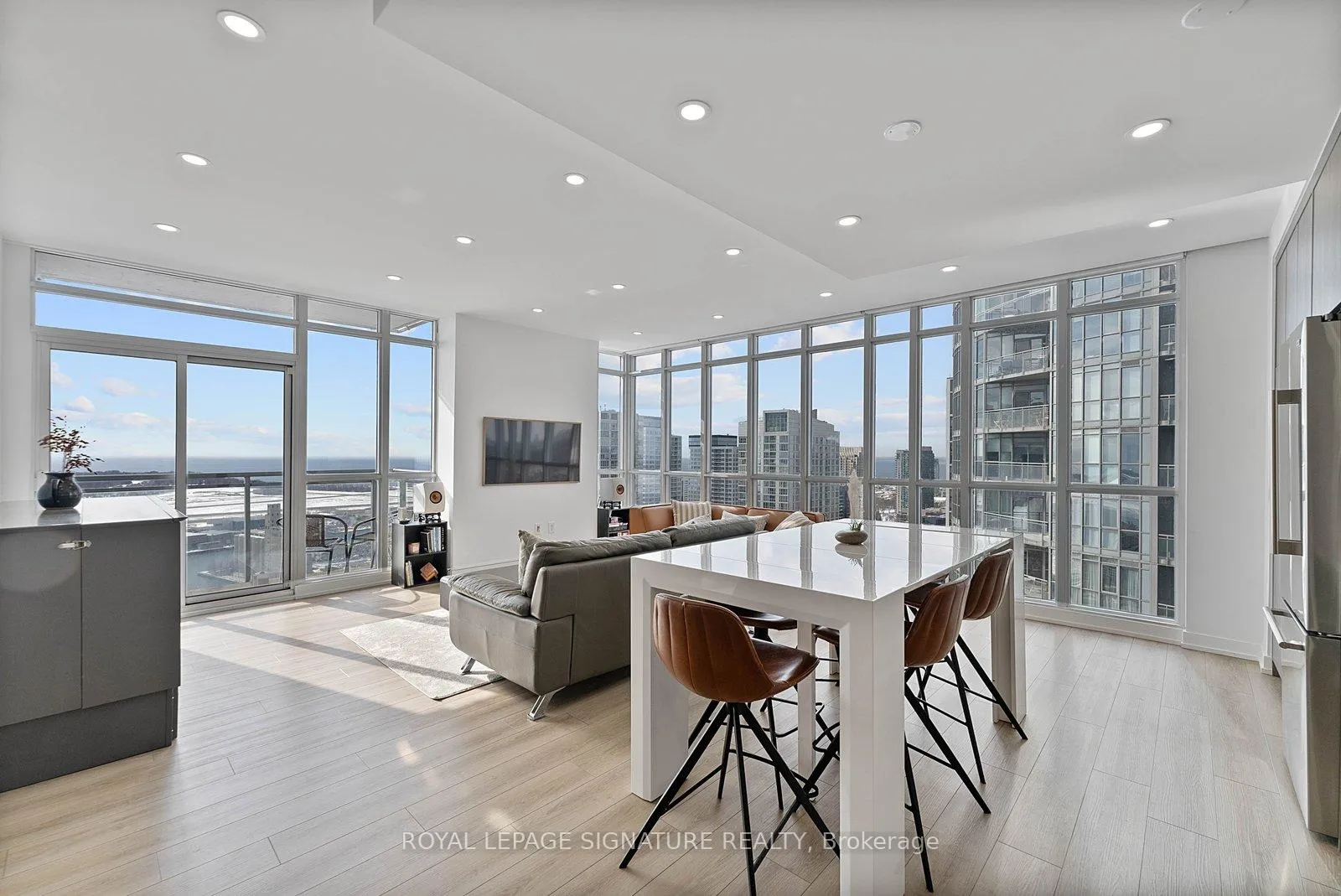 Photo 9 of Unit 4010, 15 Iceboat Terrace, Toronto, Waterfront Communities — HOMEH