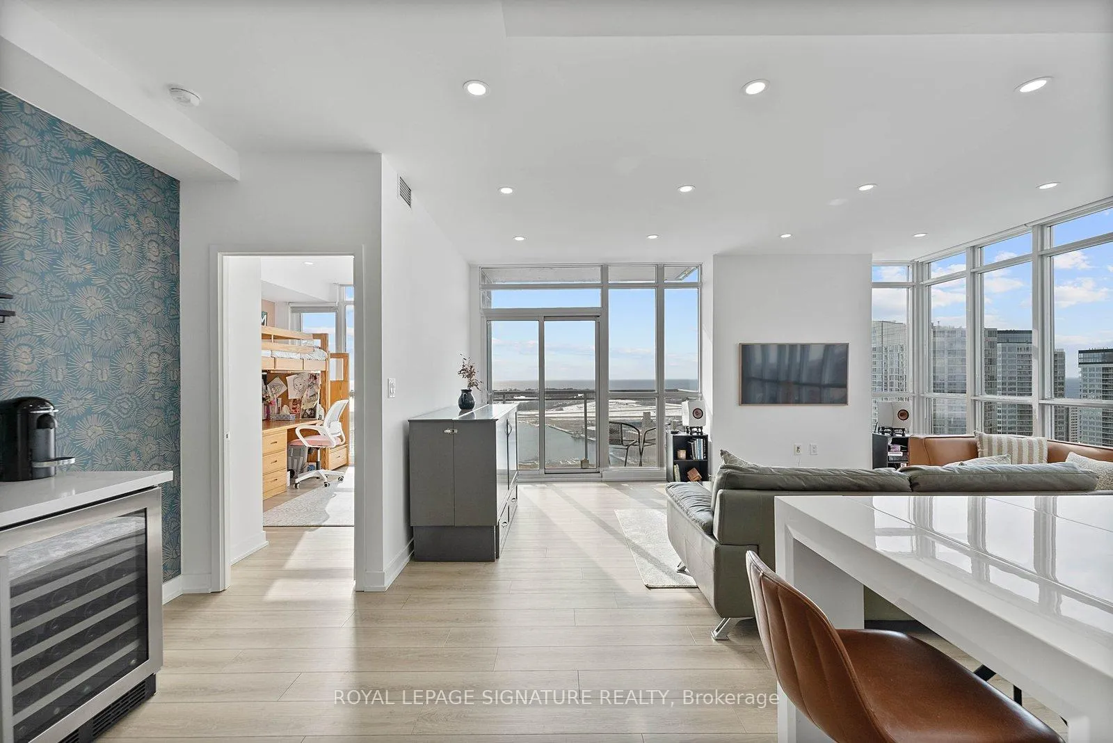Photo 10 of Unit 4010, 15 Iceboat Terrace, Toronto, Waterfront Communities — HOMEH