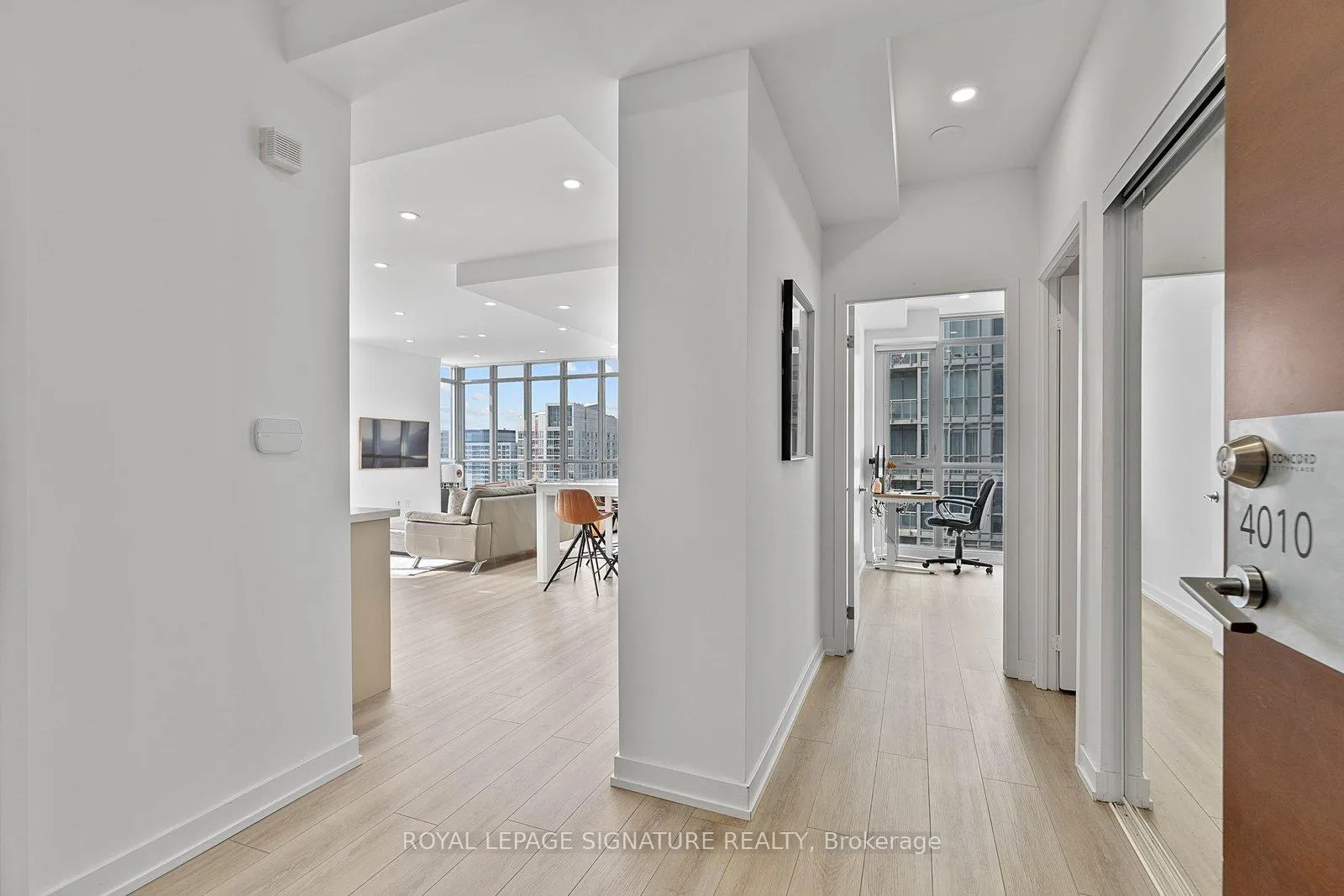 Photo 11 of Unit 4010, 15 Iceboat Terrace, Toronto, Waterfront Communities — HOMEH