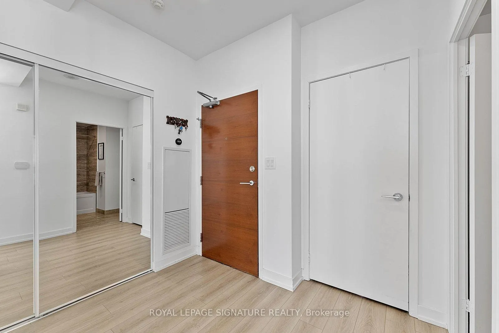 Photo 12 of Unit 4010, 15 Iceboat Terrace, Toronto, Waterfront Communities — HOMEH