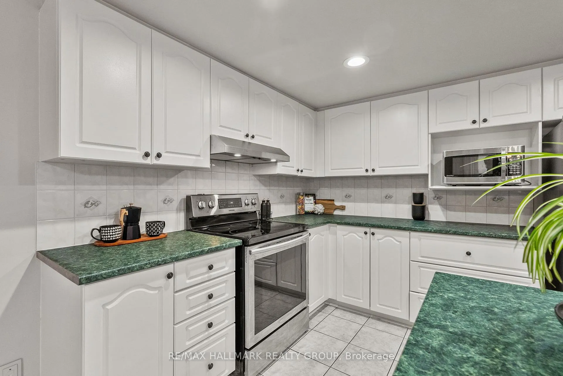 Photo 10 of 18 Irish Rose Crescent, Ottawa, Barrhaven - Longfields — HOMEH