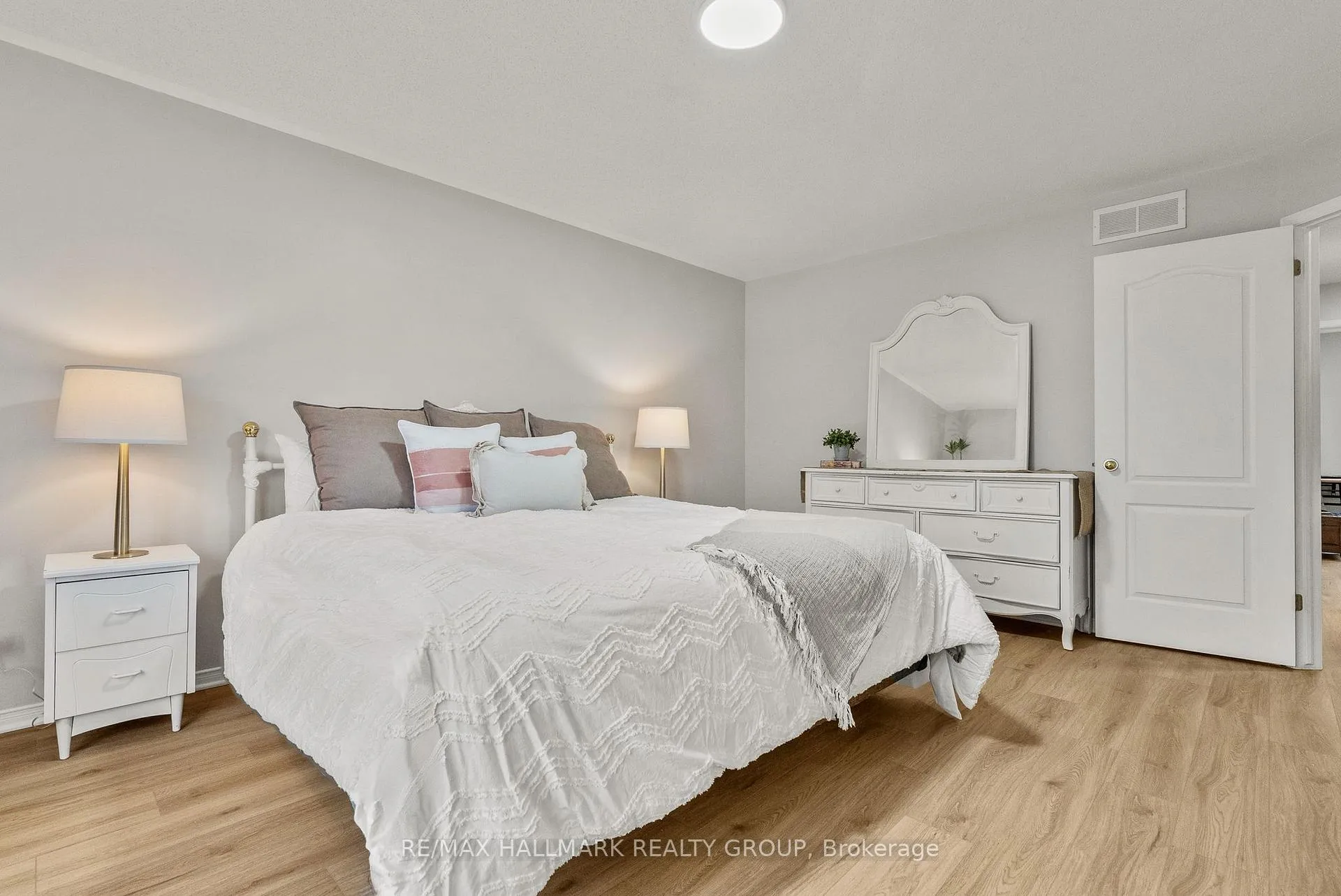 Photo 16 of 18 Irish Rose Crescent, Ottawa, Barrhaven - Longfields — HOMEH