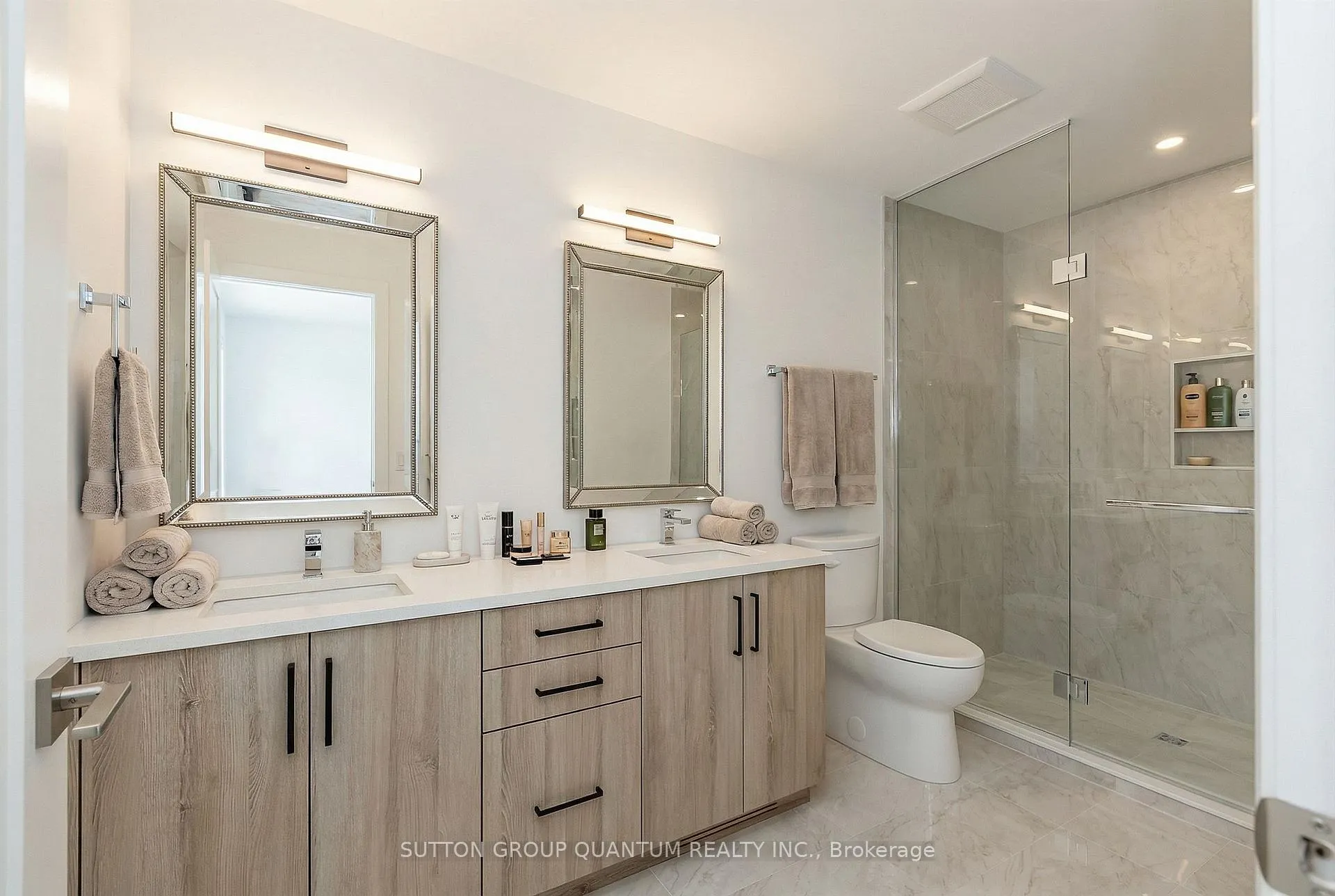 Photo 5 of 7214 Parsa Street, Niagara Falls, Brown — HOMEH