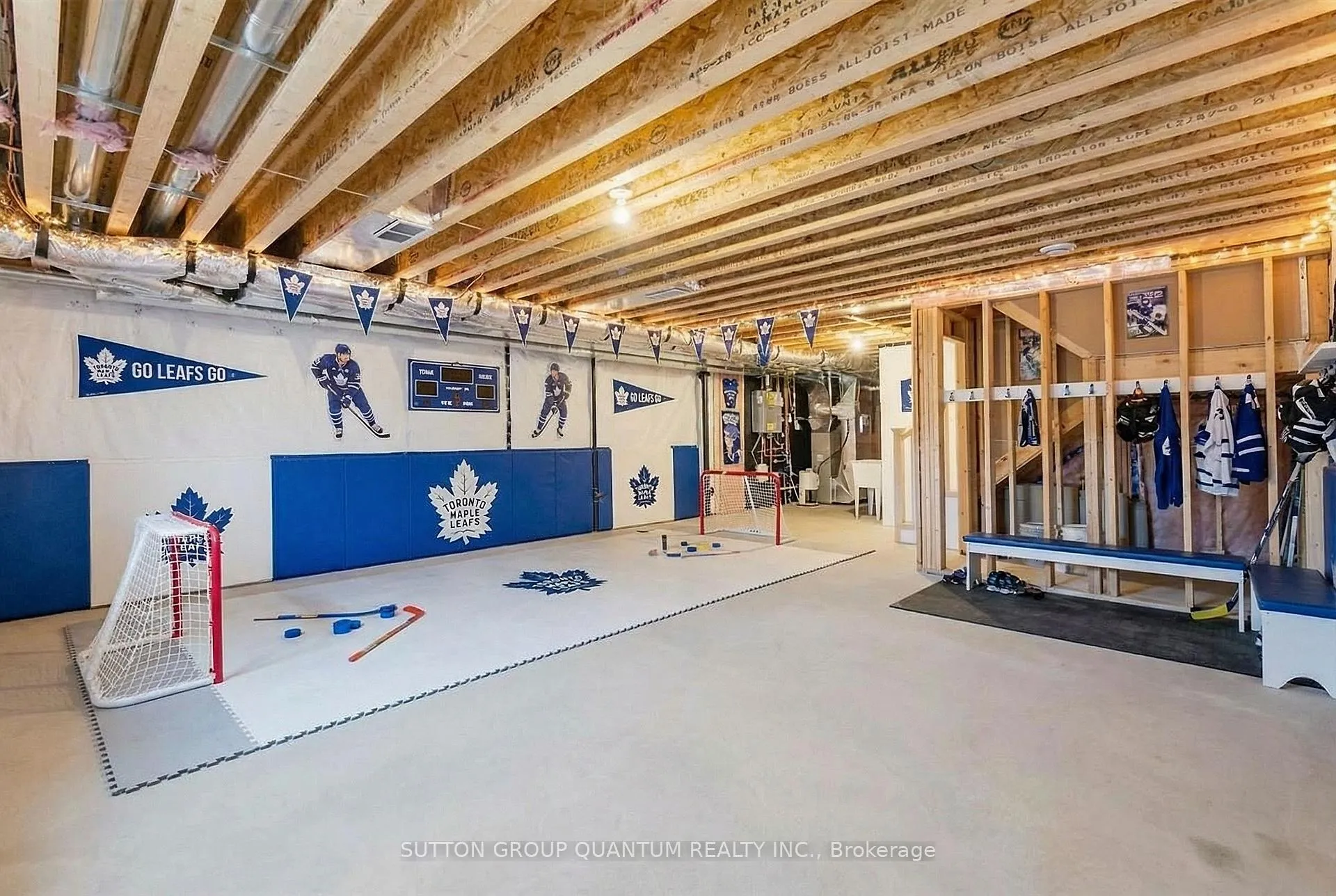 Photo 13 of 7214 Parsa Street, Niagara Falls, Brown — HOMEH