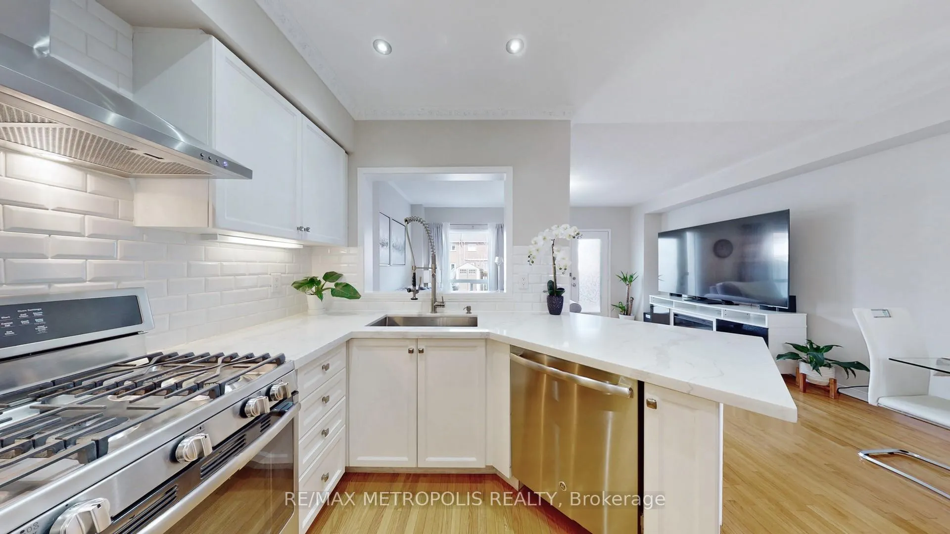 Photo 11 of 220 Deepsprings Crescent, Vaughan, Vellore Village — HOMEH