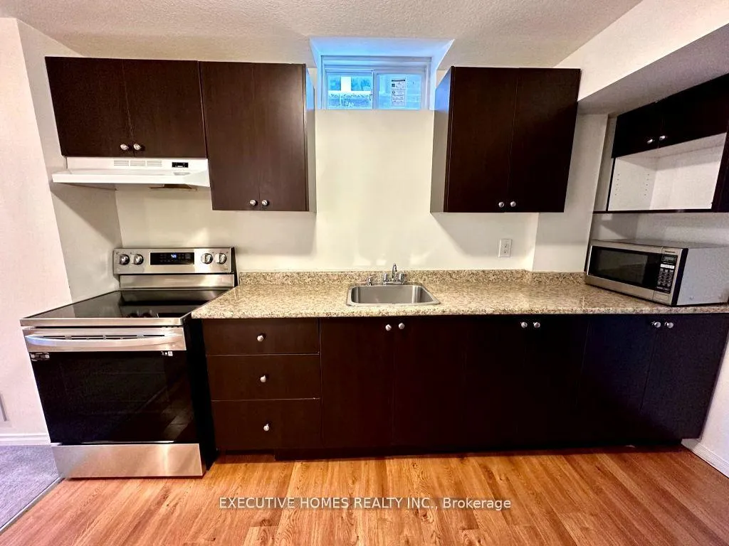 Photo 5 of 103 Baffin Crescent, Brampton, Northwest Brampton — HOMEH