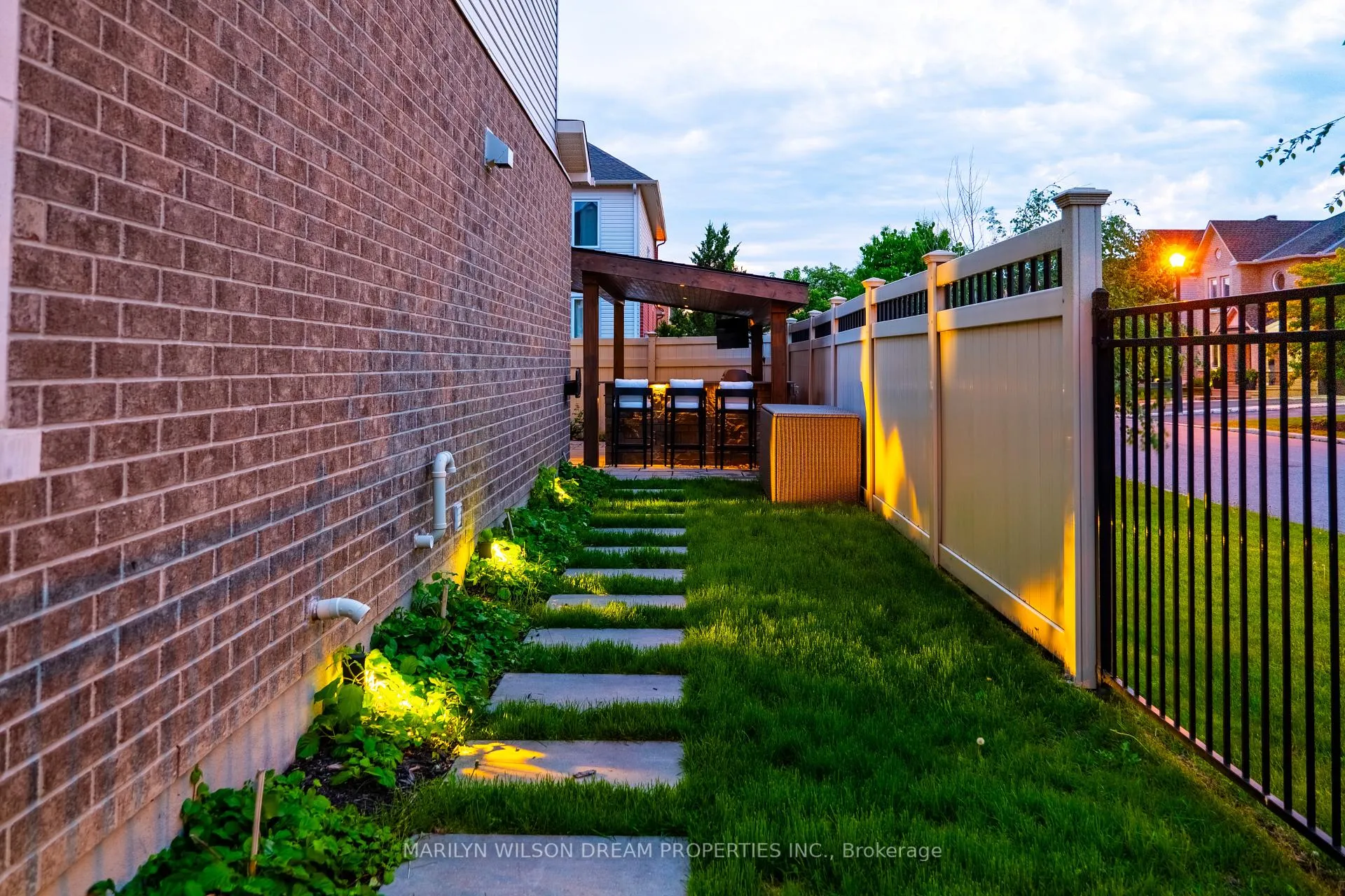 Photo 4 of 330 Branthaven Street, Ottawa, Avalon East — HOMEH