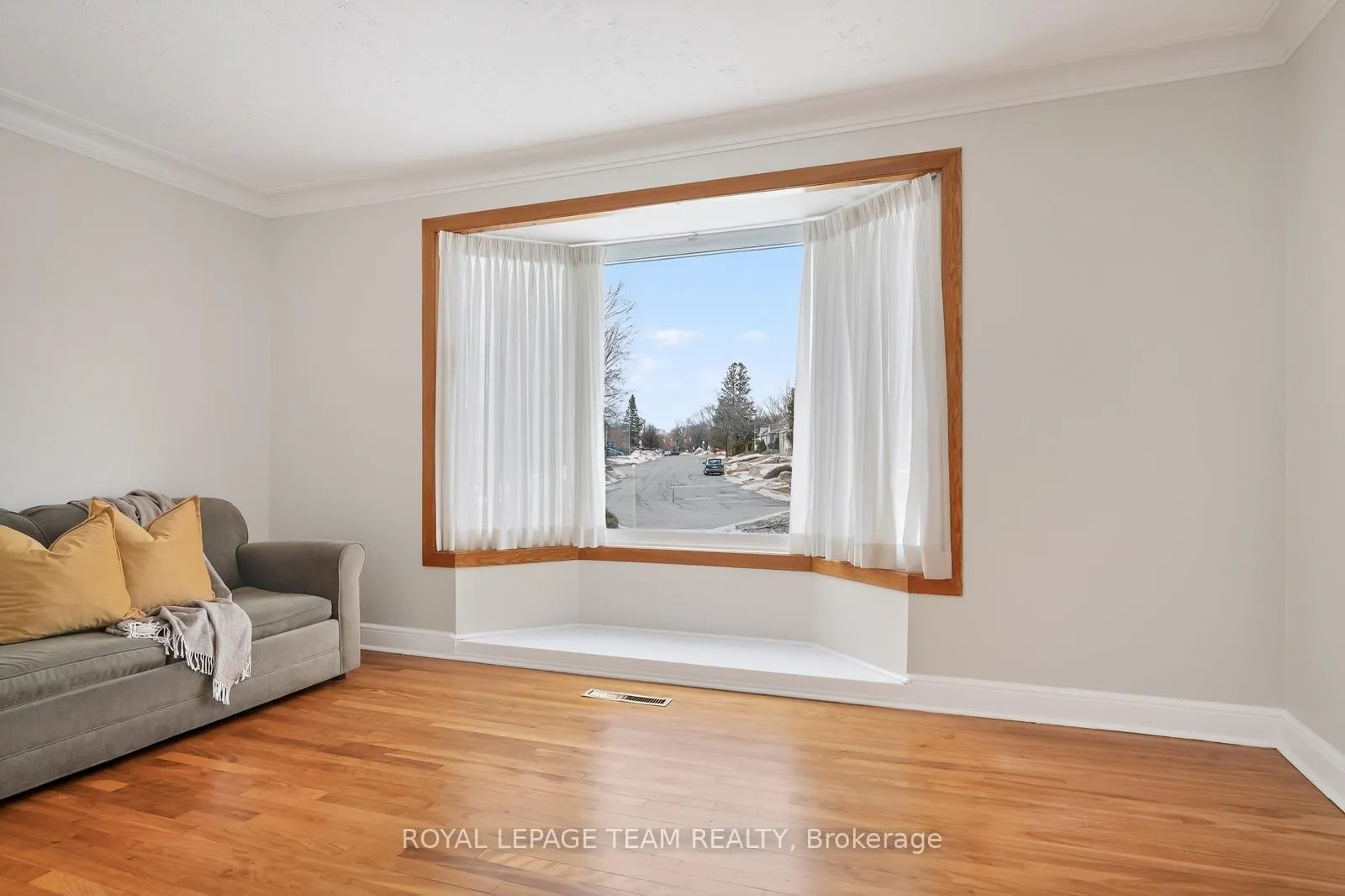 Photo 2 of 336 Ducharme Boulevard, Ottawa, Vanier — HOMEH