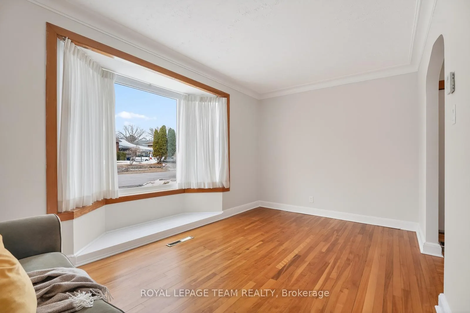 Photo 4 of 336 Ducharme Boulevard, Ottawa, Vanier — HOMEH