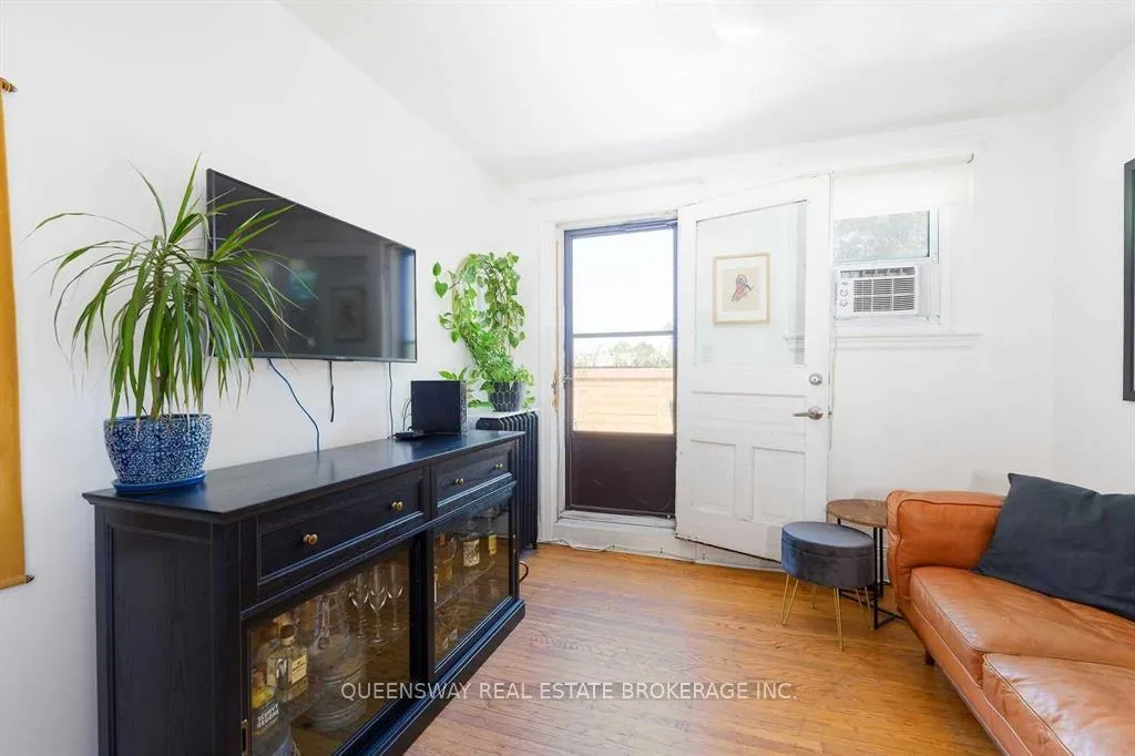 Photo 6 of Unit Upper, 17 Fairholt Road S, Hamilton, Stipley — HOMEH