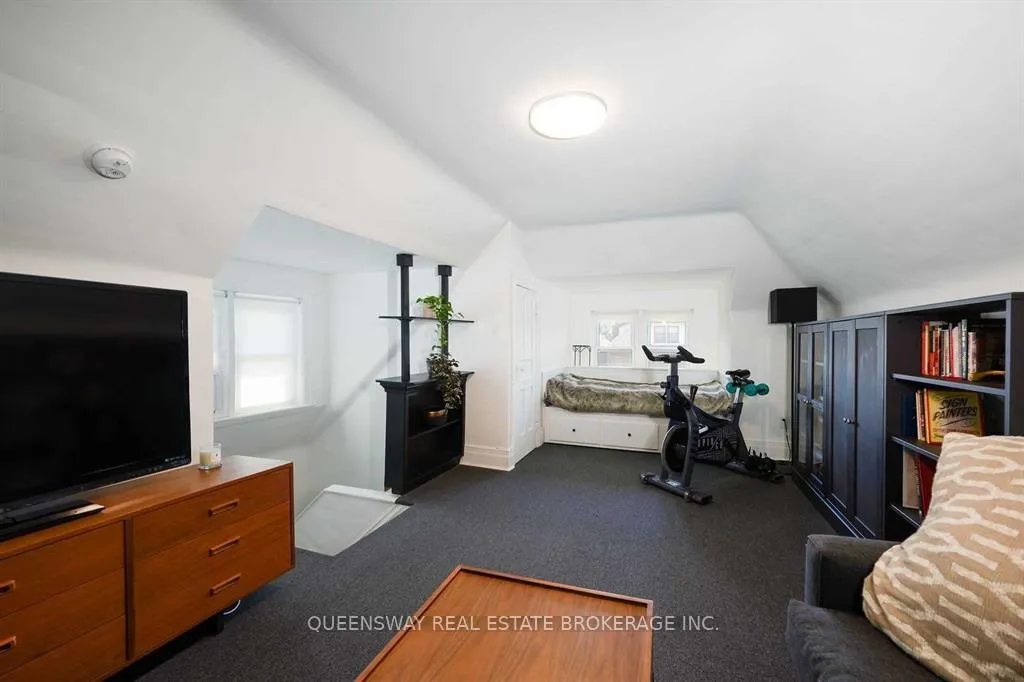 Photo 11 of Unit Upper, 17 Fairholt Road S, Hamilton, Stipley — HOMEH