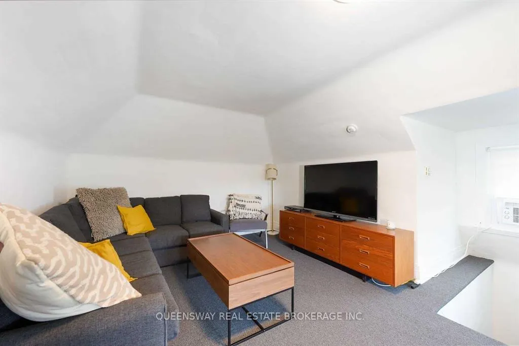 Photo 12 of Unit Upper, 17 Fairholt Road S, Hamilton, Stipley — HOMEH