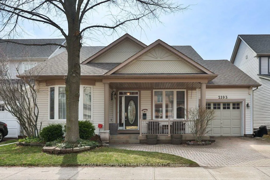 Front of 2193 Woodglen Crescent