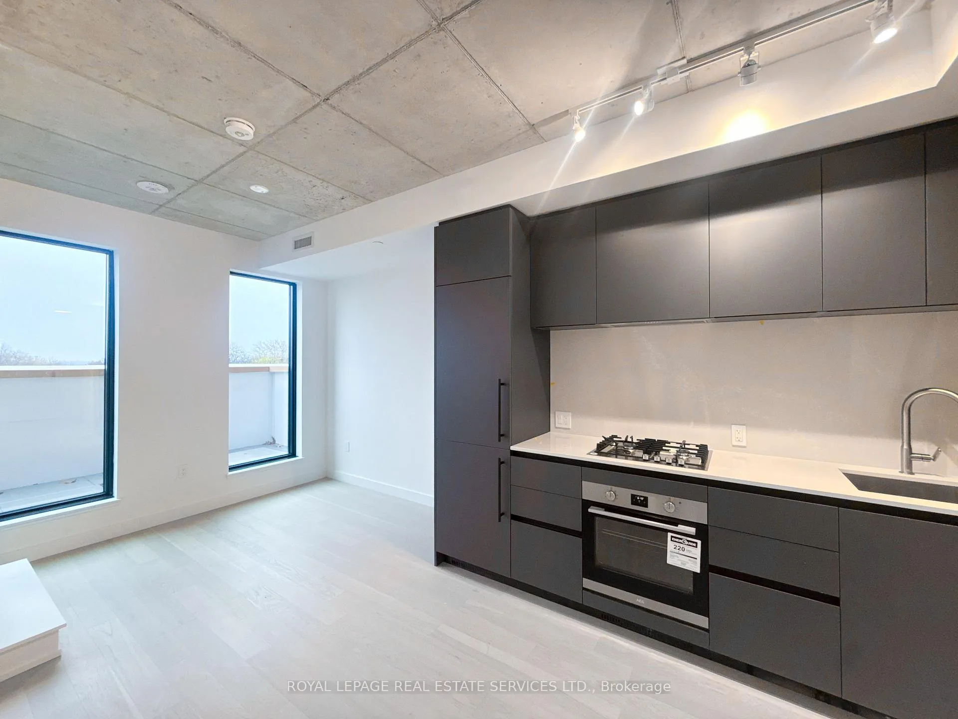 Front of Unit 528, 1720 Bayview Avenue