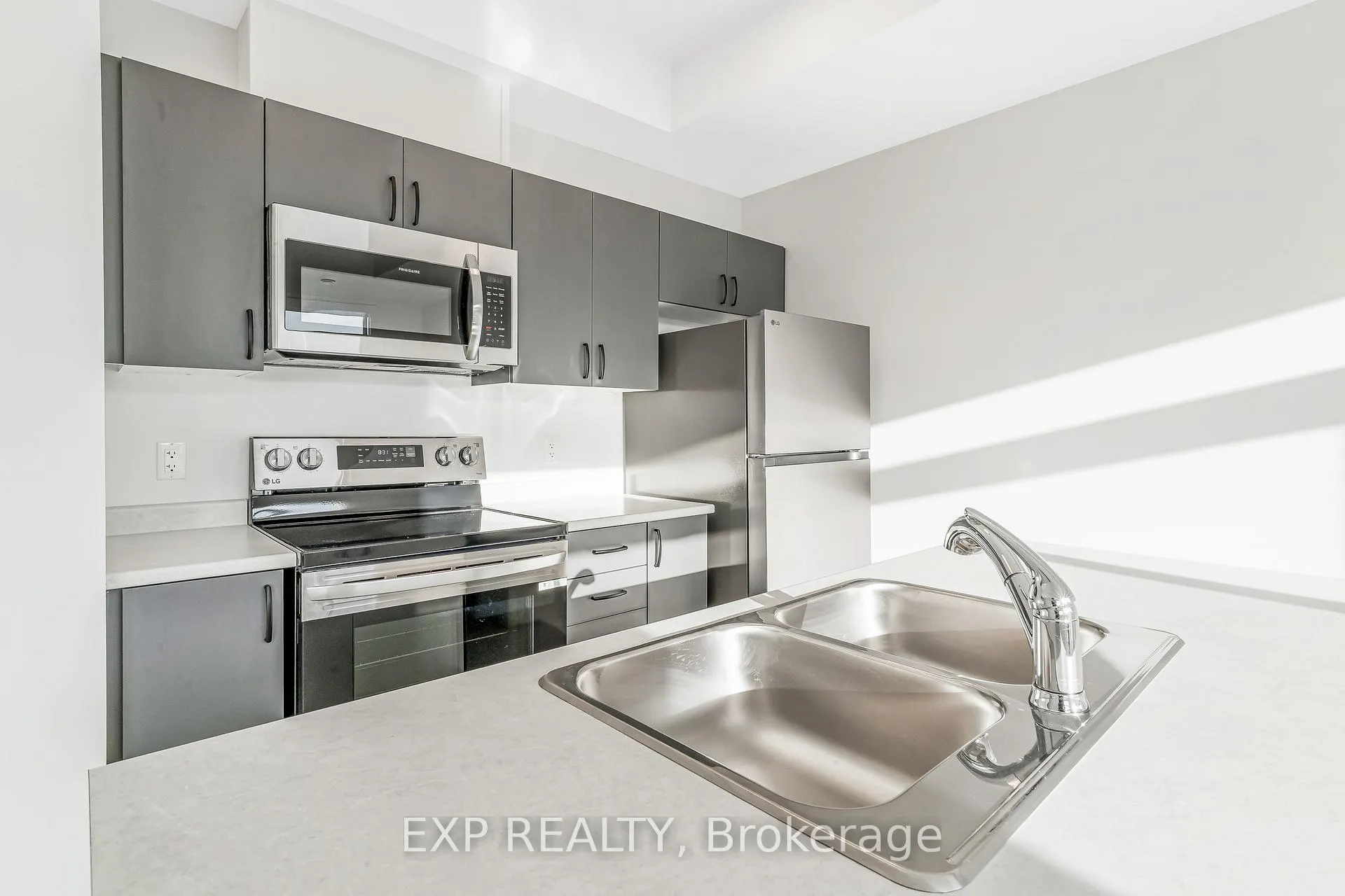 Photo 8 of Unit C, 230 Pingwi Place, Ottawa, Blossom Park/Kemp Park/Findlay Creek — HOMEH