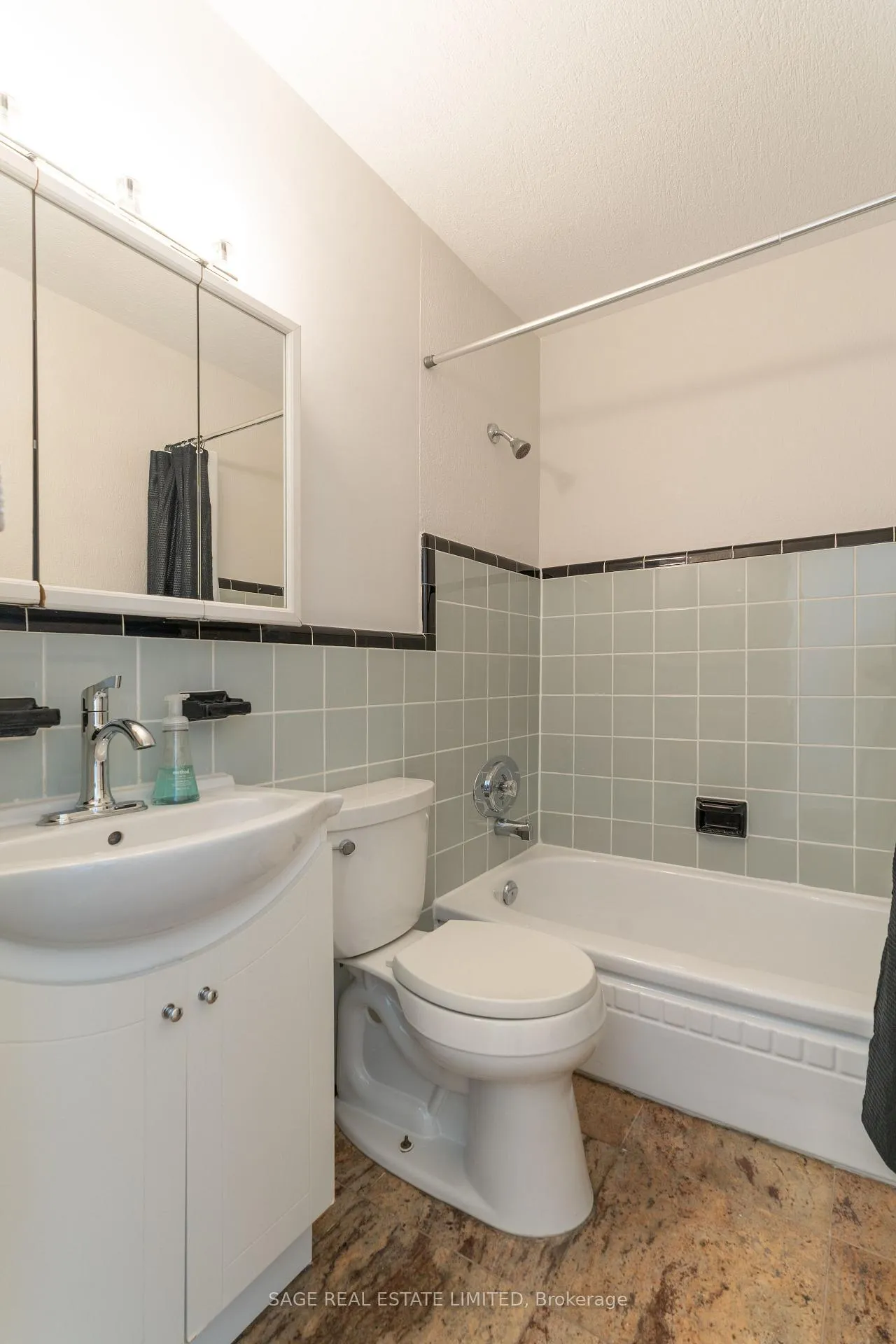 Photo 4 of Unit 205, 1901 Bayview Avenue E, Toronto, Leaside — HOMEH