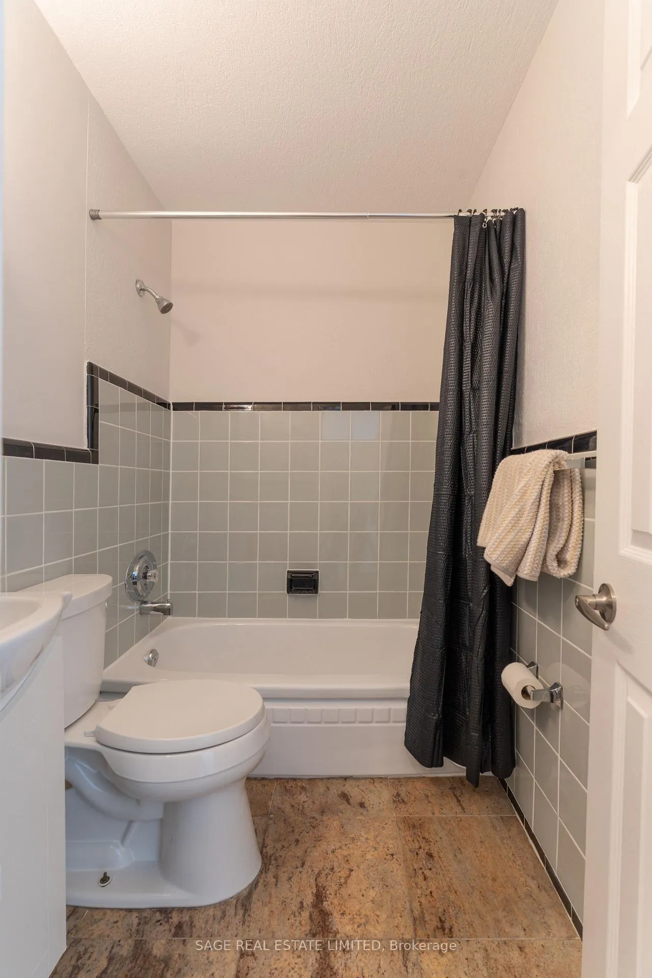 Photo 5 of Unit 205, 1901 Bayview Avenue E, Toronto, Leaside — HOMEH