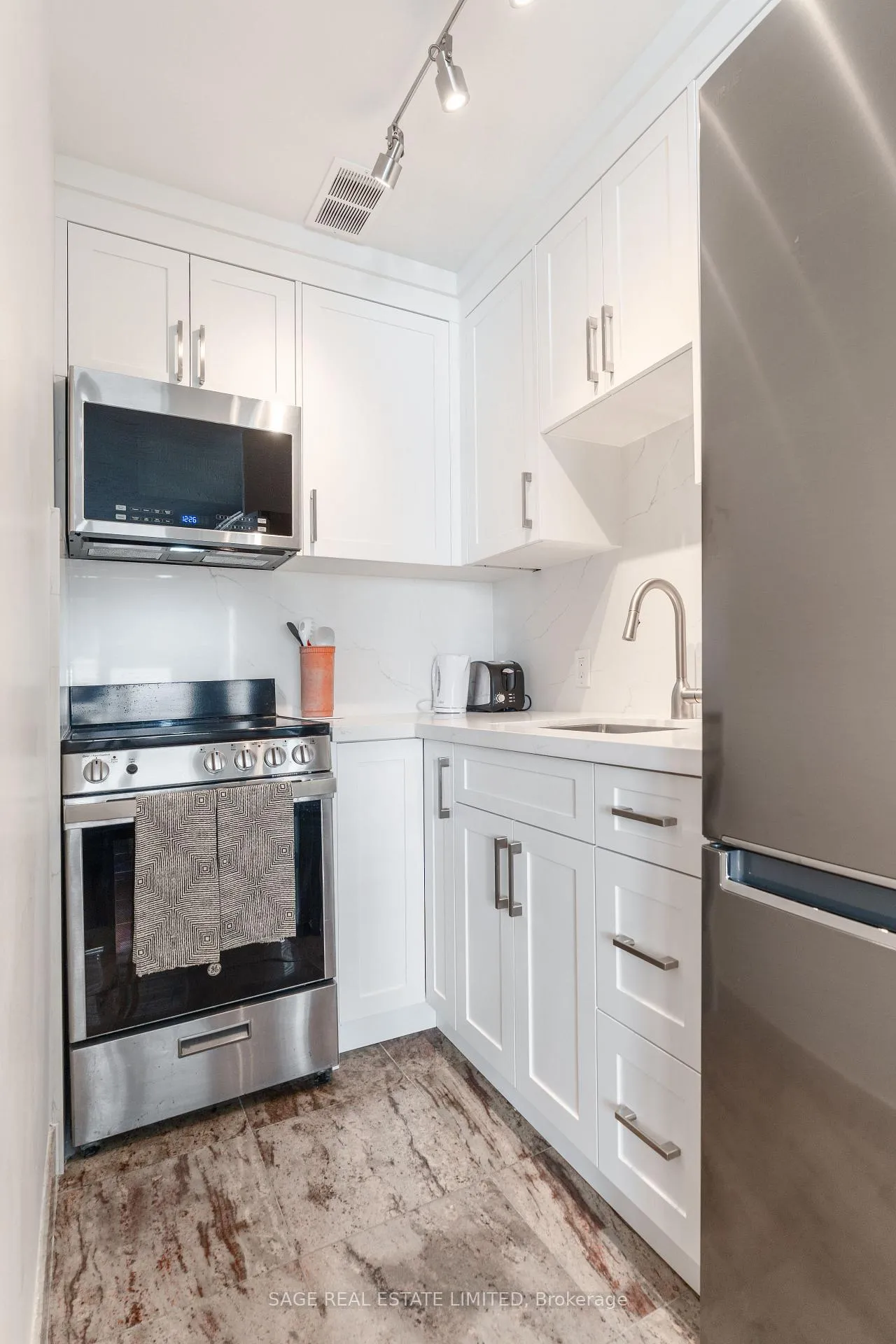 Photo 14 of Unit 205, 1901 Bayview Avenue E, Toronto, Leaside — HOMEH