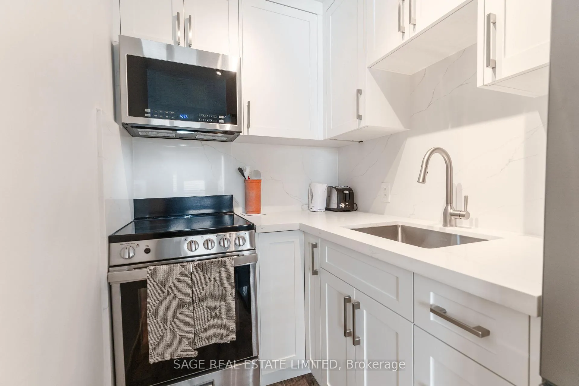 Photo 15 of Unit 205, 1901 Bayview Avenue E, Toronto, Leaside — HOMEH