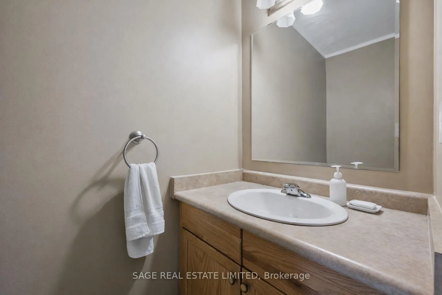 Photo 11 of Unit 28, 124 Gosling Gardens, Guelph, Clairfields/Hanlon Business Park — HOMEH