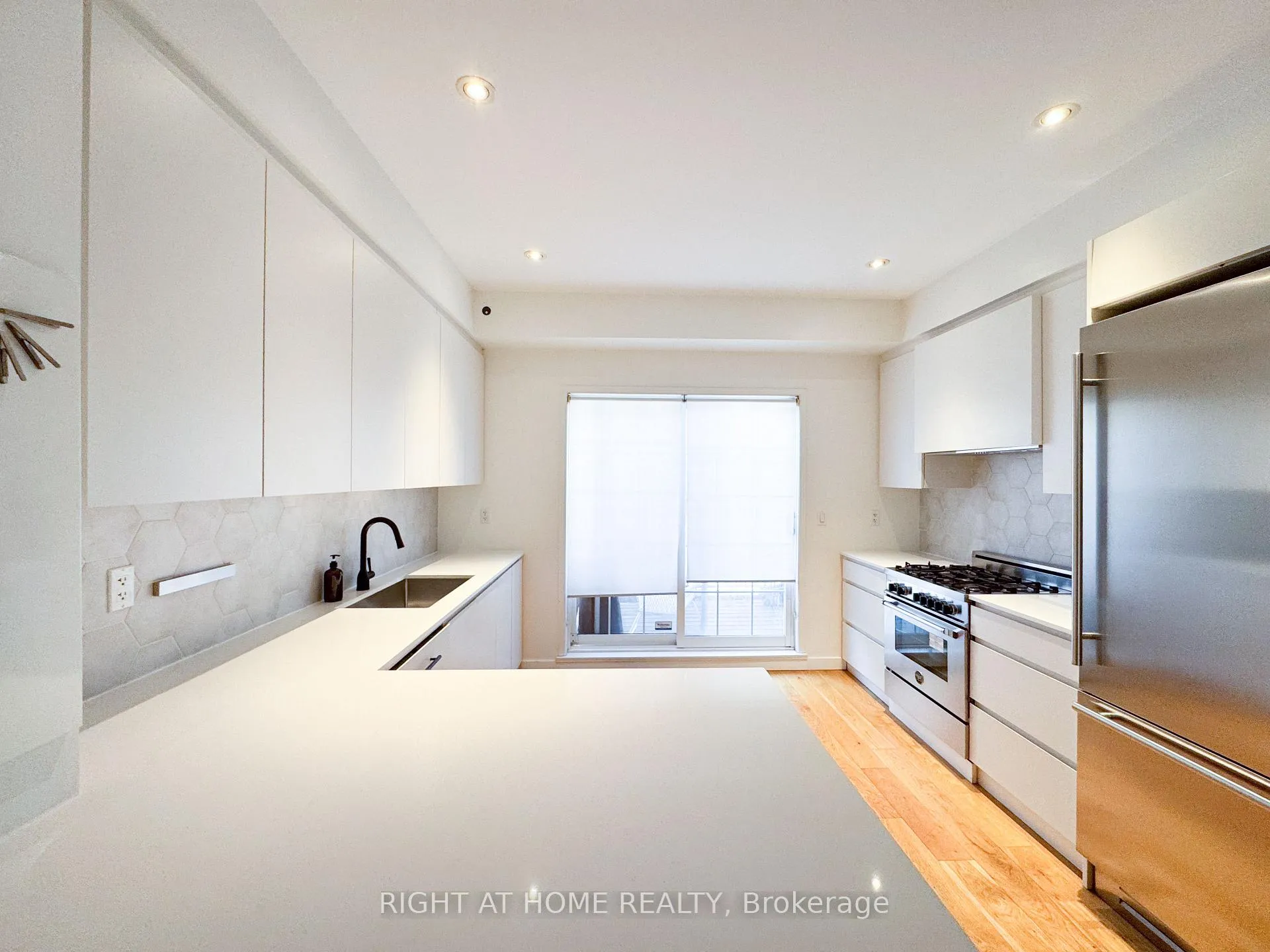 Photo 1 of Unit Th22, 6 Windermere Avenue, Toronto, High Park-Swansea — HOMEH