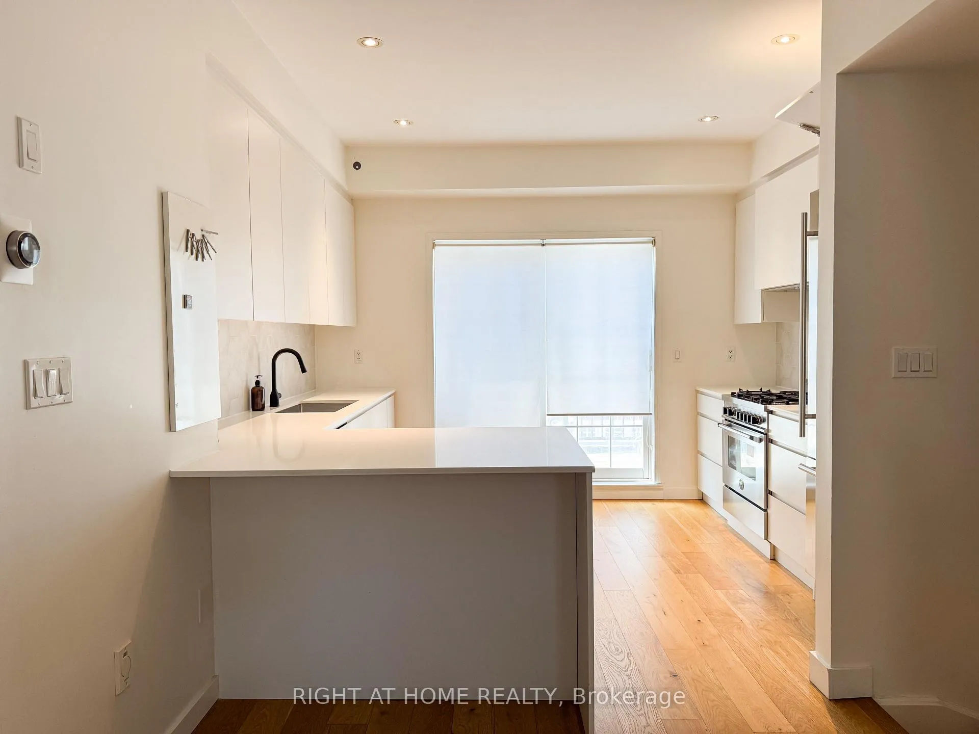 Photo 2 of Unit Th22, 6 Windermere Avenue, Toronto, High Park-Swansea — HOMEH