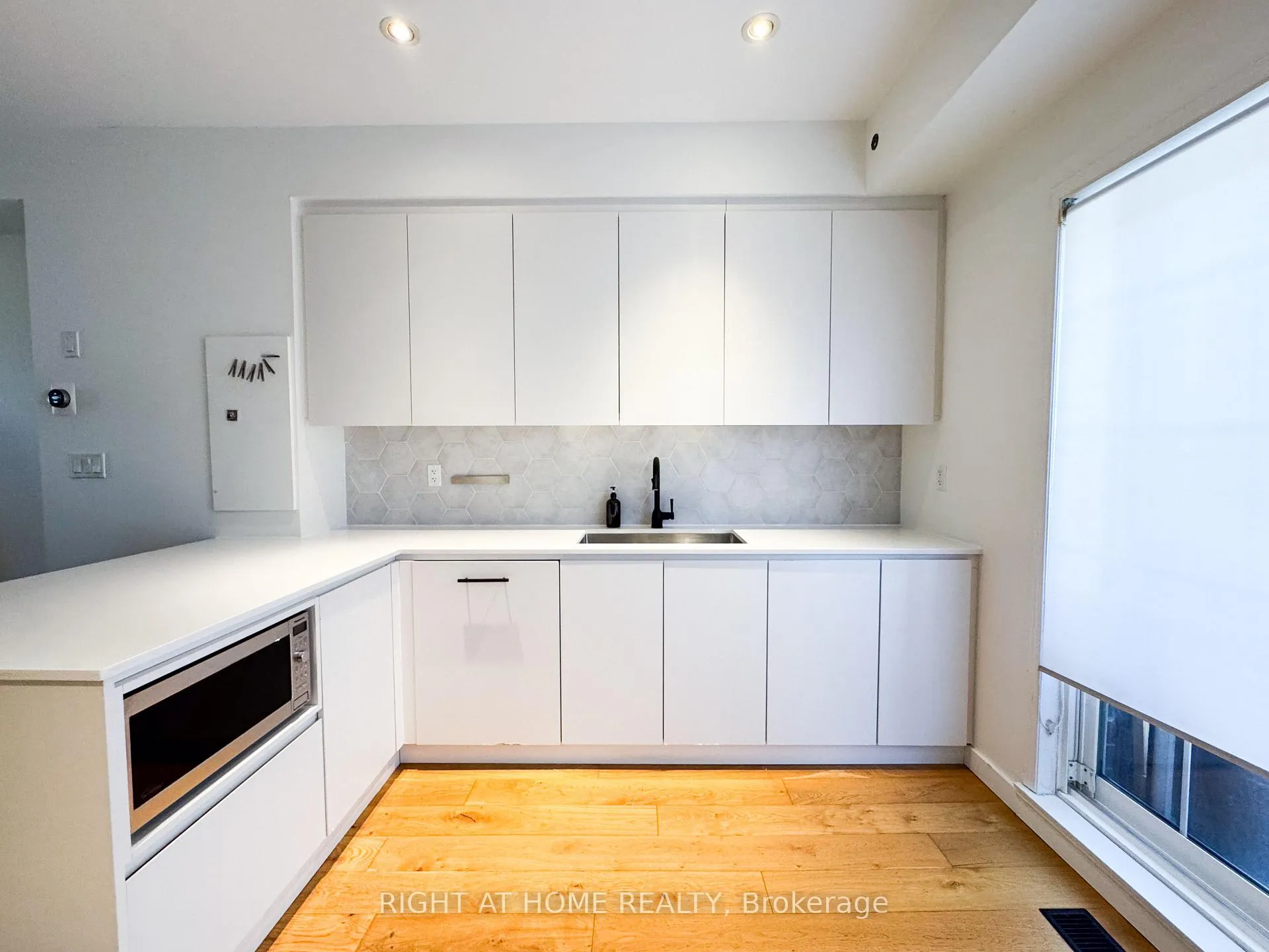 Photo 3 of Unit Th22, 6 Windermere Avenue, Toronto, High Park-Swansea — HOMEH
