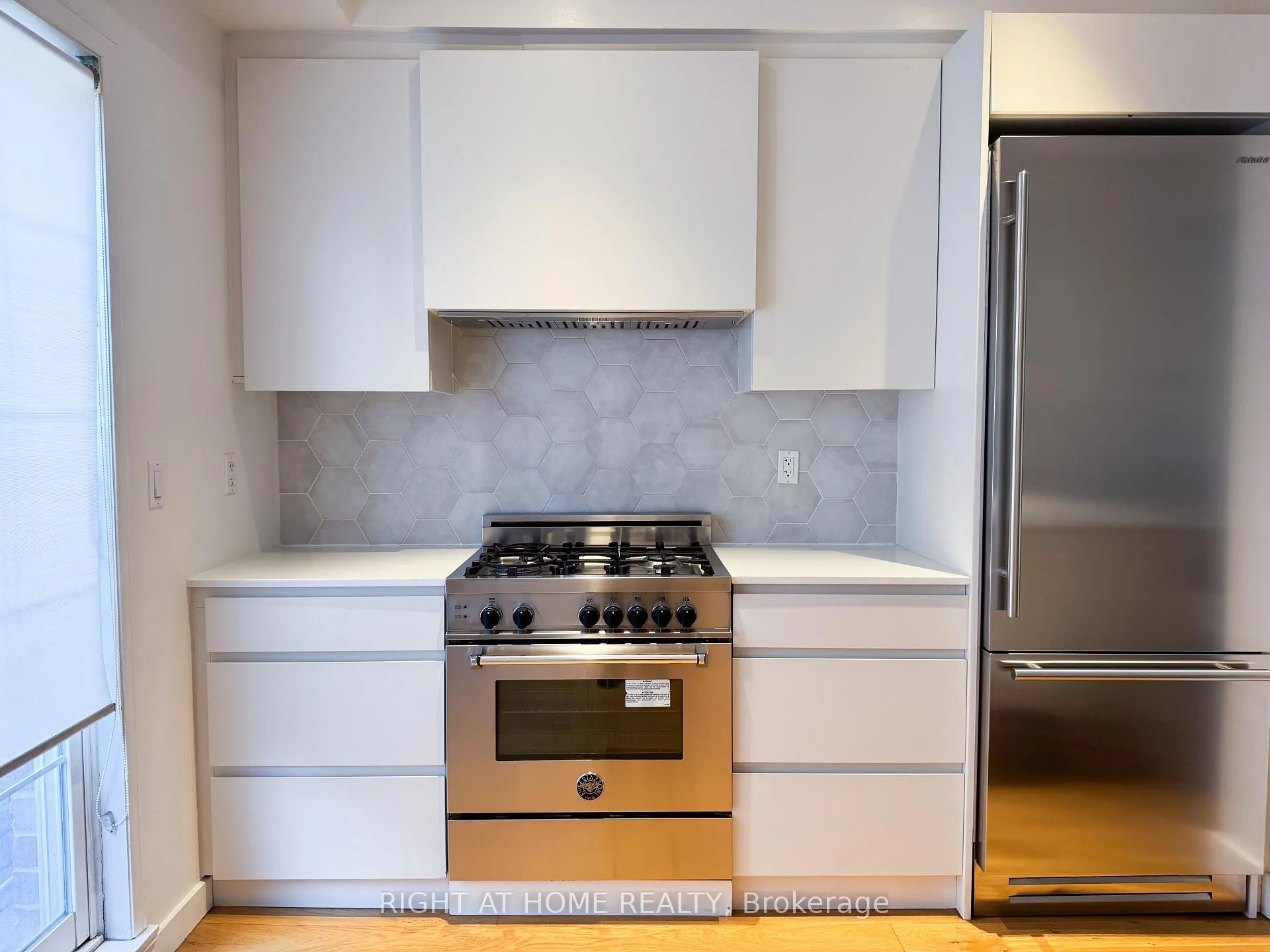 Photo 4 of Unit Th22, 6 Windermere Avenue, Toronto, High Park-Swansea — HOMEH
