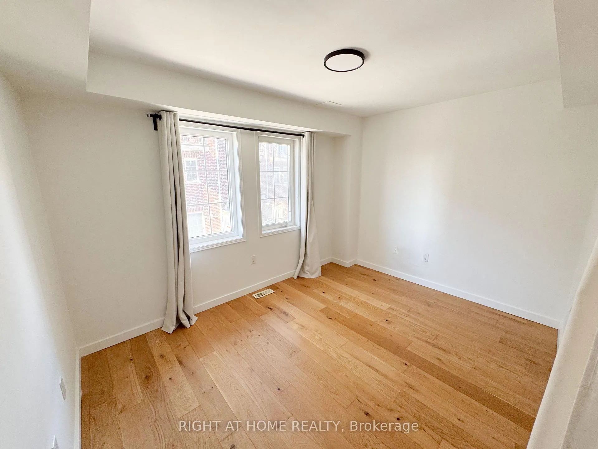 Photo 7 of Unit Th22, 6 Windermere Avenue, Toronto, High Park-Swansea — HOMEH