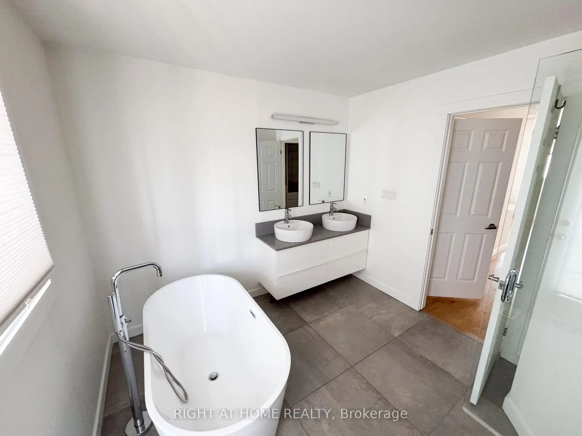 Photo 13 of Unit Th22, 6 Windermere Avenue, Toronto, High Park-Swansea — HOMEH