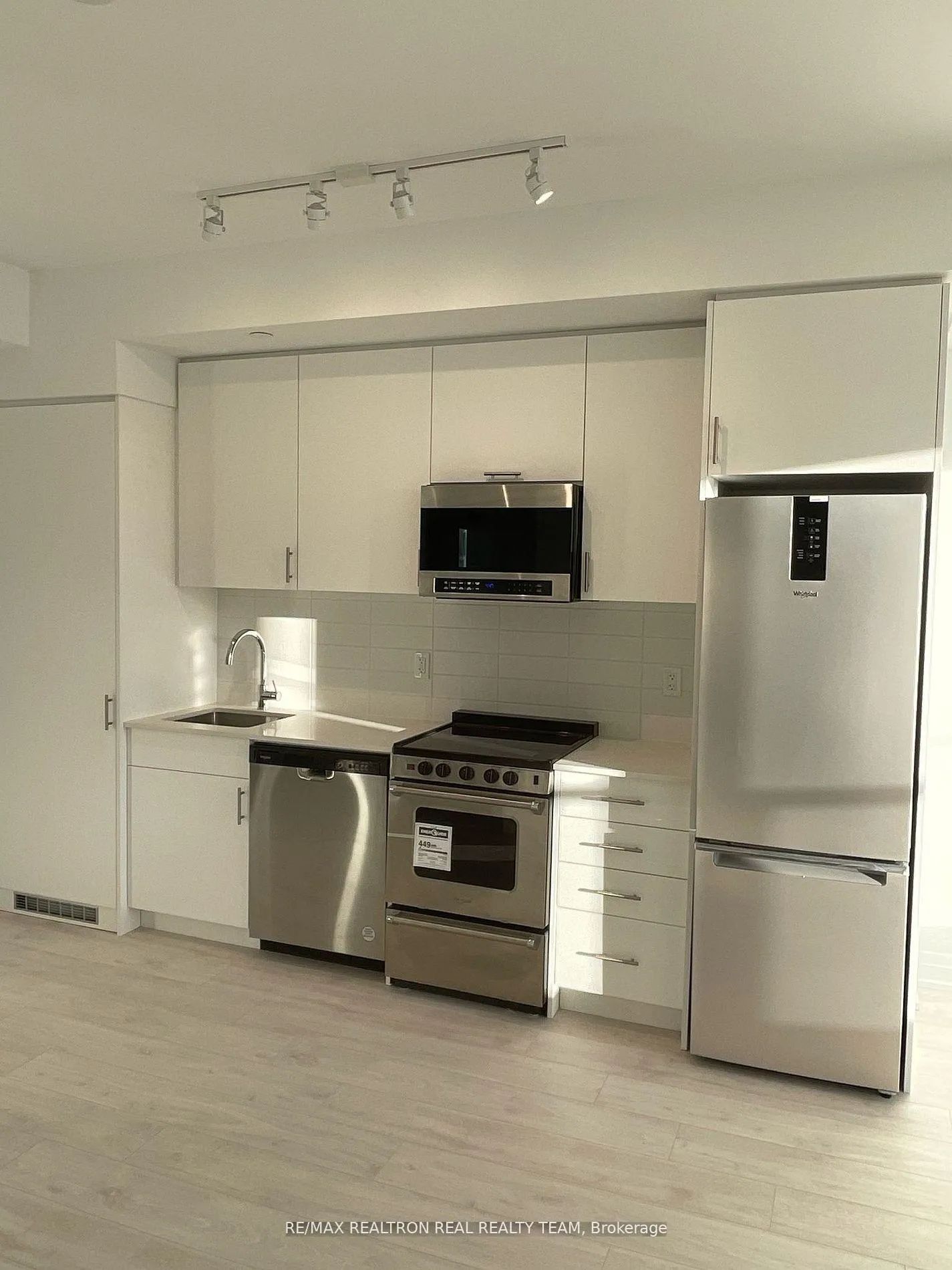 Front of Unit 216, 412 Silver Maple Road
