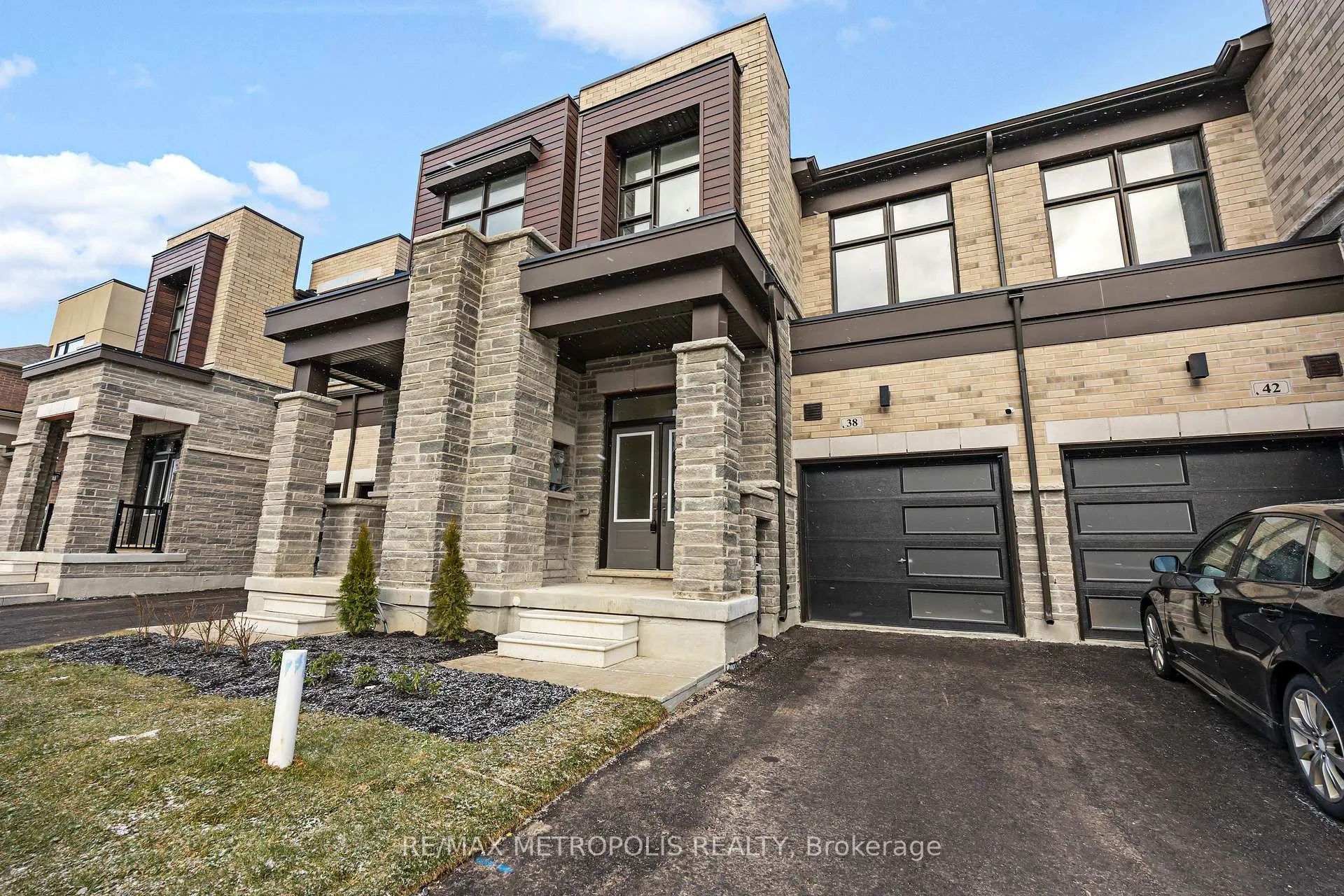 Photo 2 of 38 Singhampton Road, Vaughan, Kleinburg — HOMEH