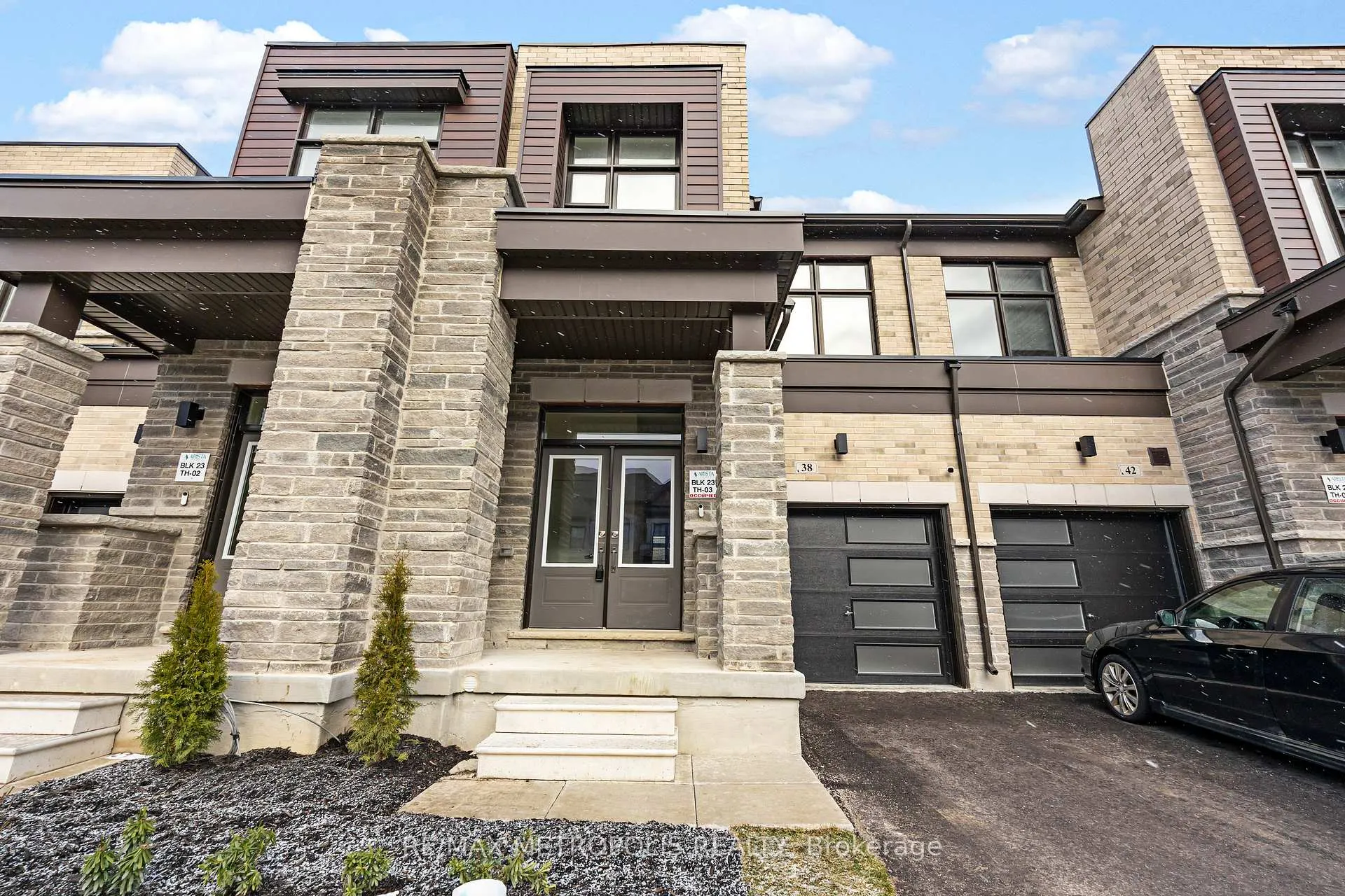 Photo 3 of 38 Singhampton Road, Vaughan, Kleinburg — HOMEH